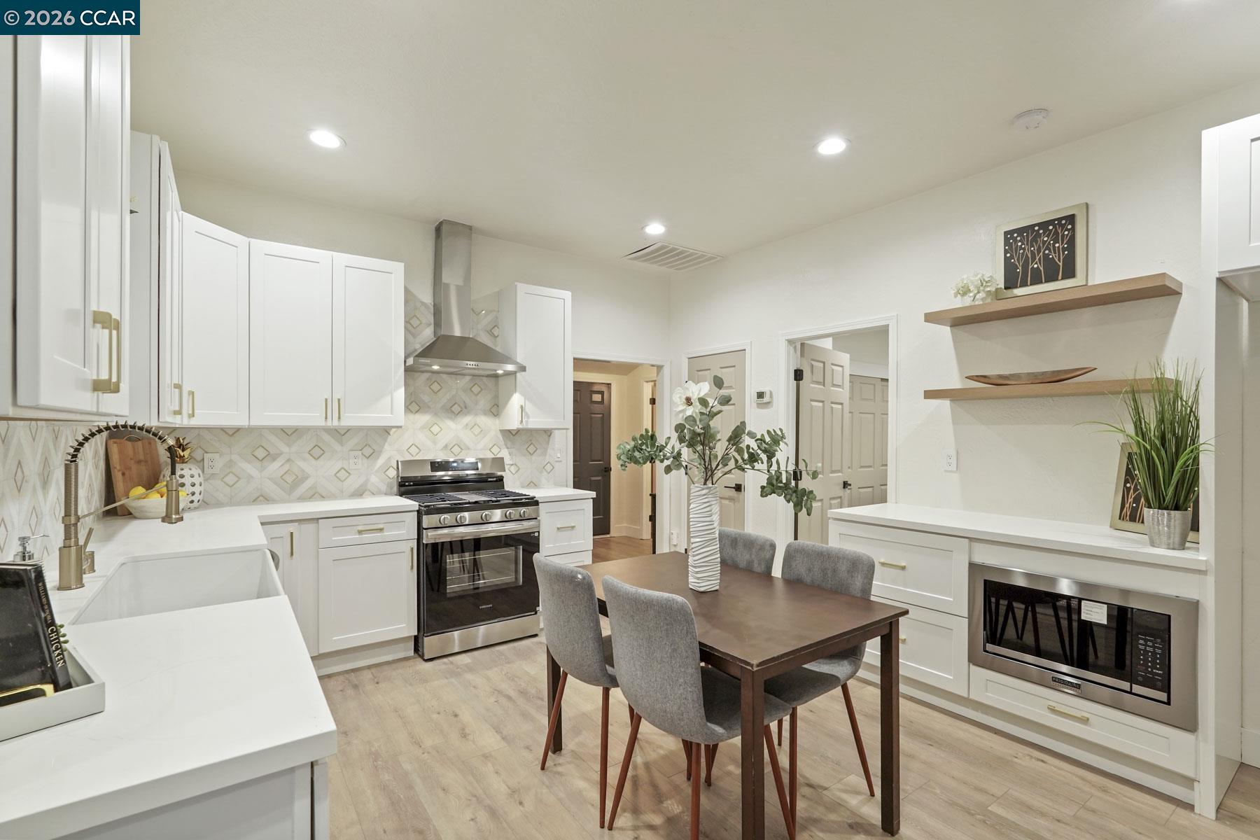 Detail Gallery Image 4 of 33 For 13700 E Hammond, Lockeford,  CA 95237 - 2 Beds | 1 Baths