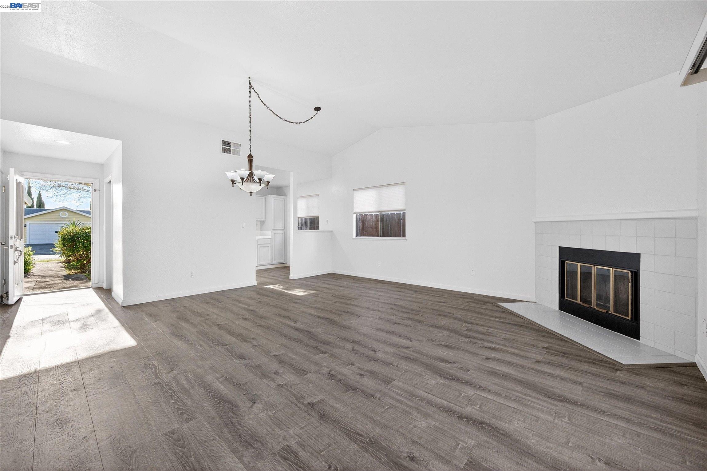 Detail Gallery Image 5 of 28 For 2032 Newport Dr, Pittsburg,  CA 94565 - 4 Beds | 2 Baths