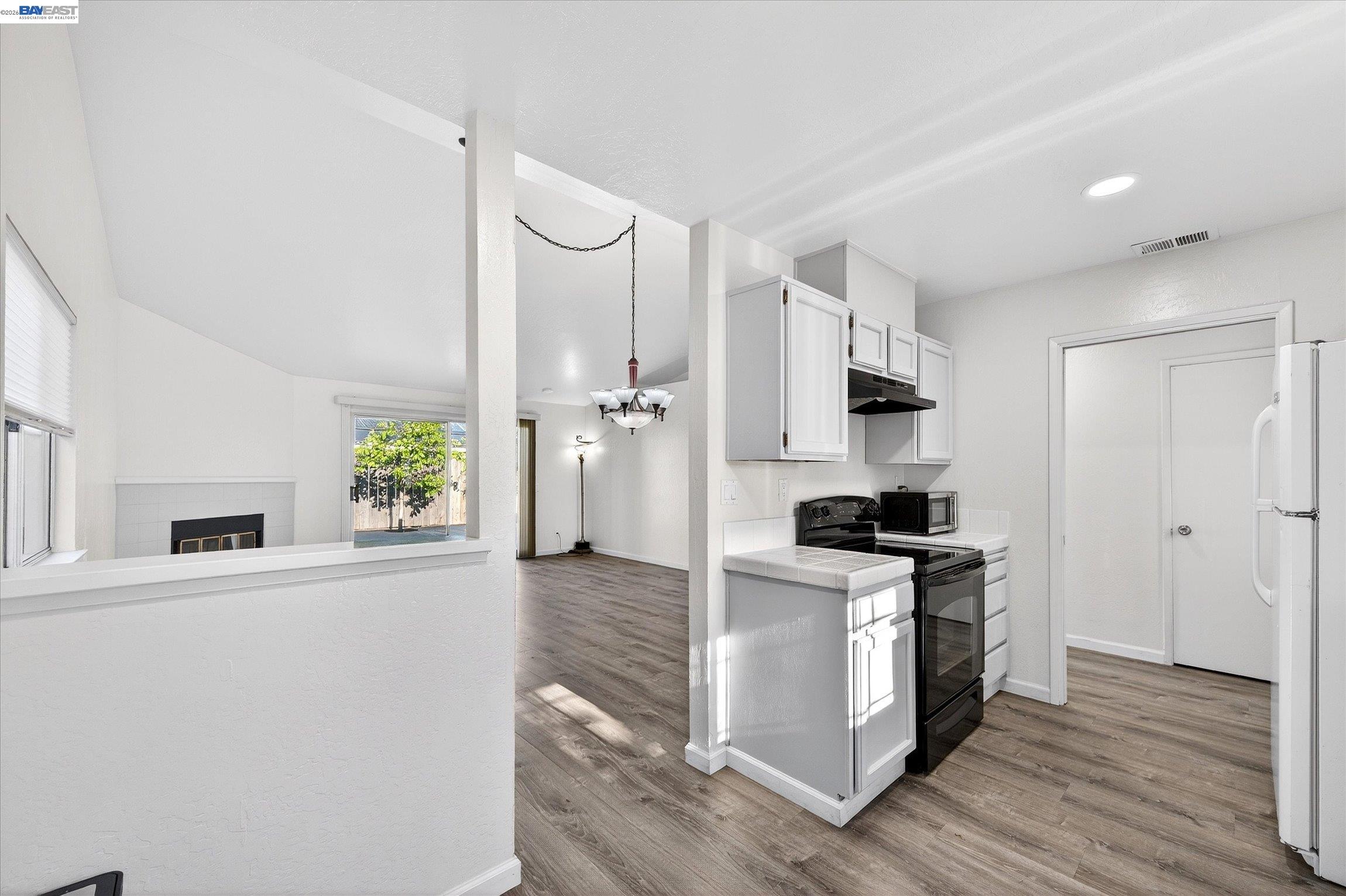 Detail Gallery Image 9 of 28 For 2032 Newport Dr, Pittsburg,  CA 94565 - 4 Beds | 2 Baths