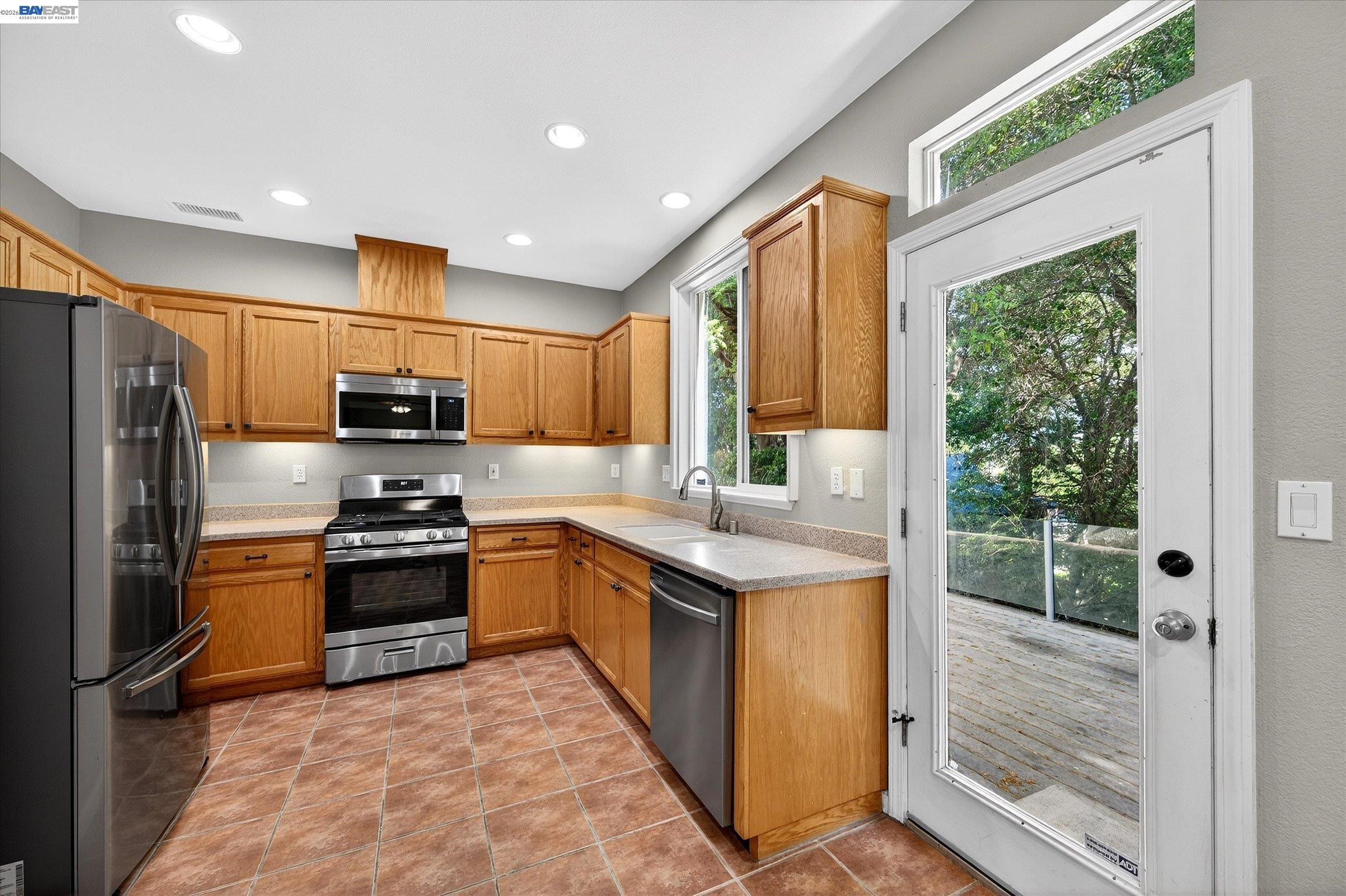 Detail Gallery Image 12 of 31 For 133 Sundance Pl, Martinez,  CA 94553 - 4 Beds | 2/1 Baths