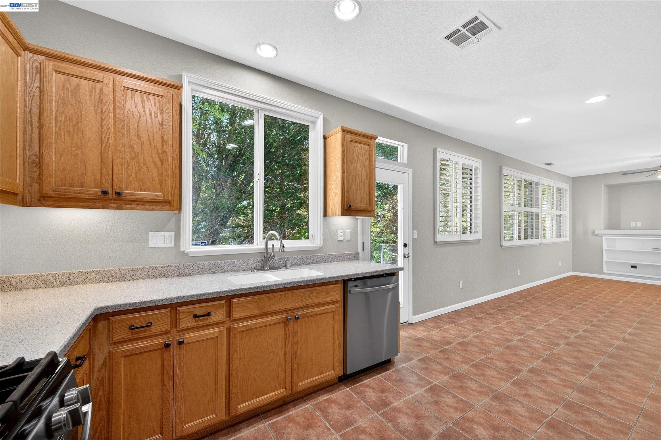 Detail Gallery Image 14 of 31 For 133 Sundance Pl, Martinez,  CA 94553 - 4 Beds | 2/1 Baths