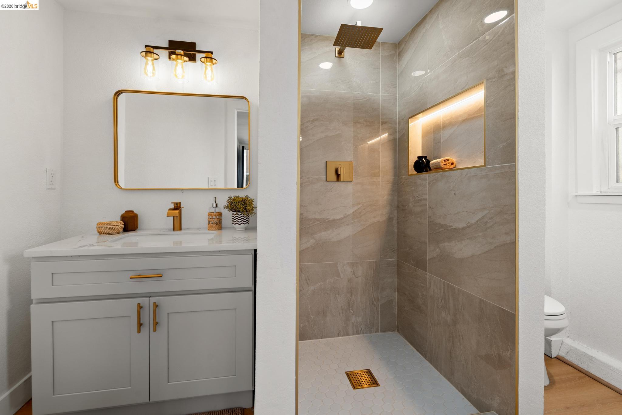 Detail Gallery Image 22 of 60 For 2100 69th Ave, Oakland,  CA 94621 - 4 Beds | 2 Baths