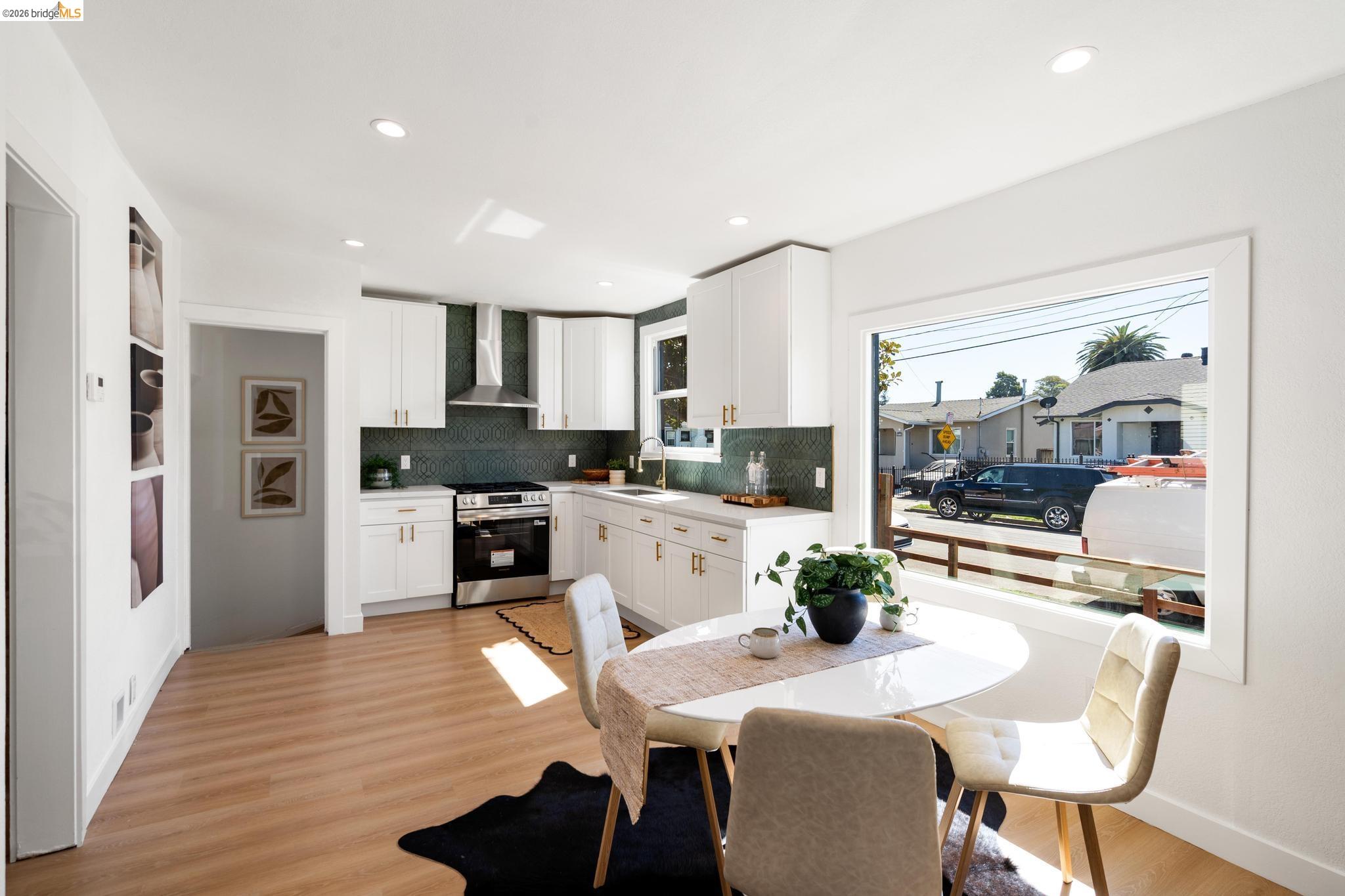 Detail Gallery Image 9 of 60 For 2100 69th Ave, Oakland,  CA 94621 - 4 Beds | 2 Baths