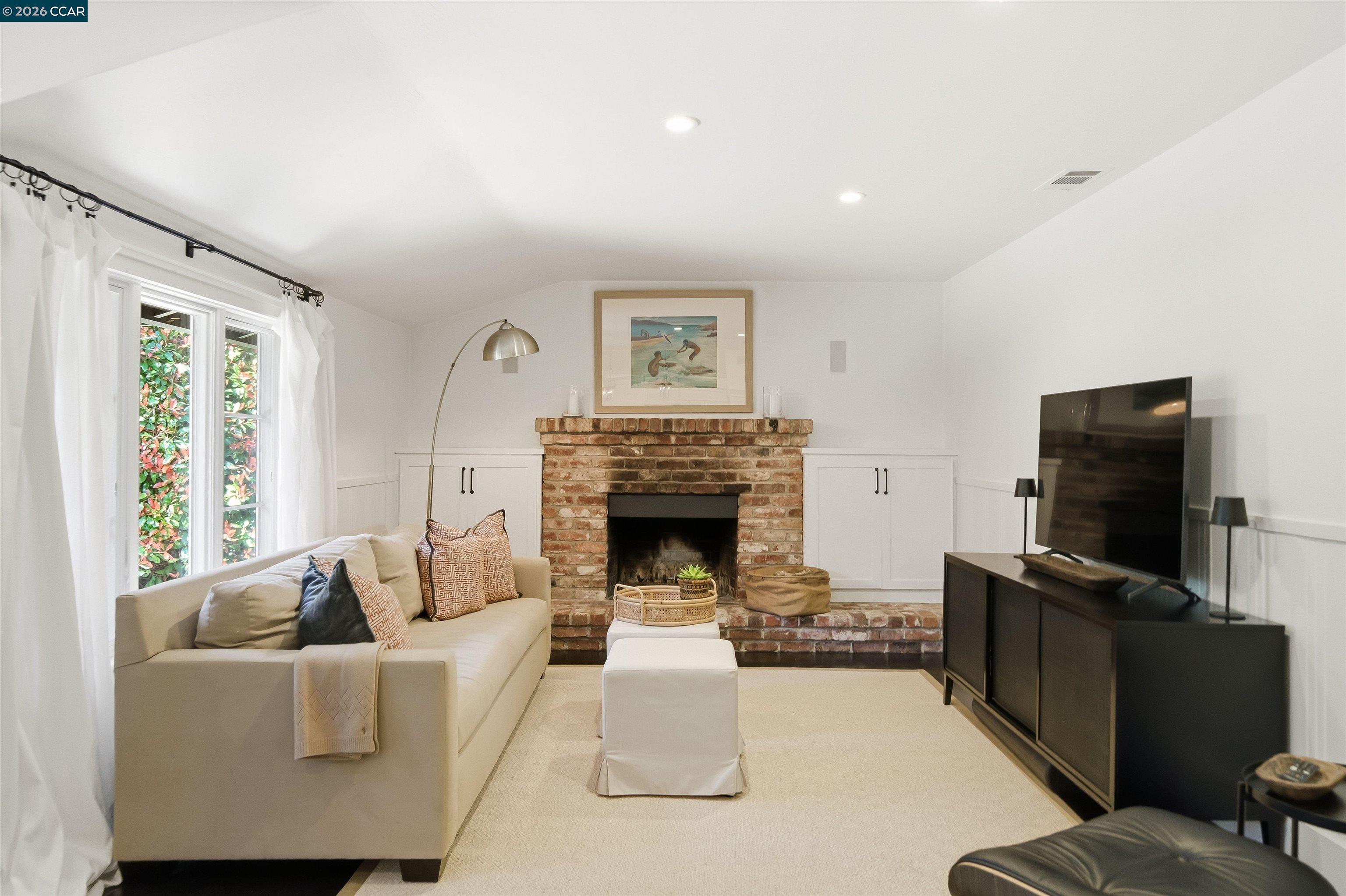 Detail Gallery Image 22 of 54 For 12 La Sombra Ct, Orinda,  CA 94563 - 4 Beds | 2/1 Baths