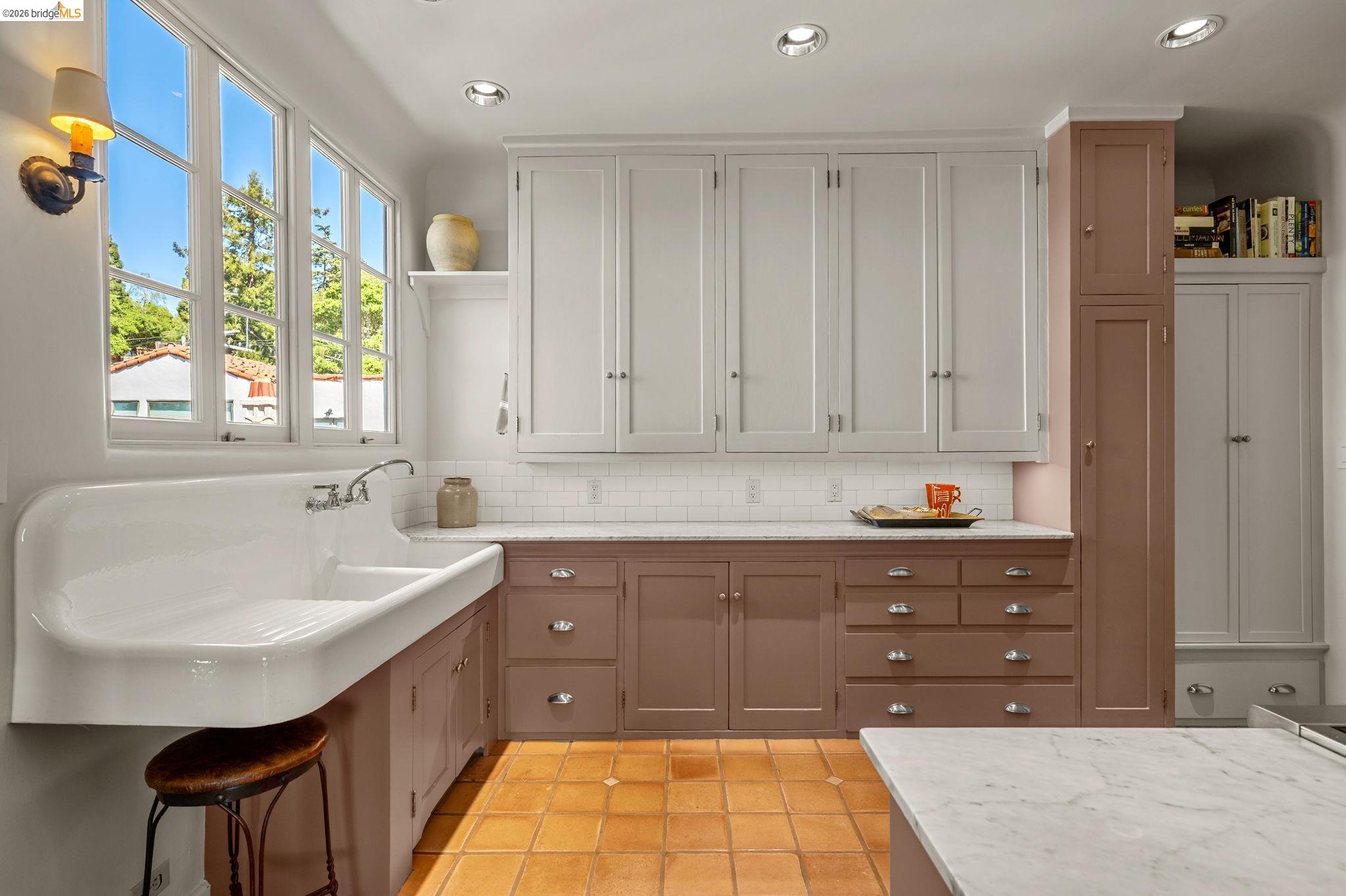 Detail Gallery Image 16 of 57 For 1004 Cragmont Avenue, Berkeley,  CA 94708-1412 - 3 Beds | 2 Baths