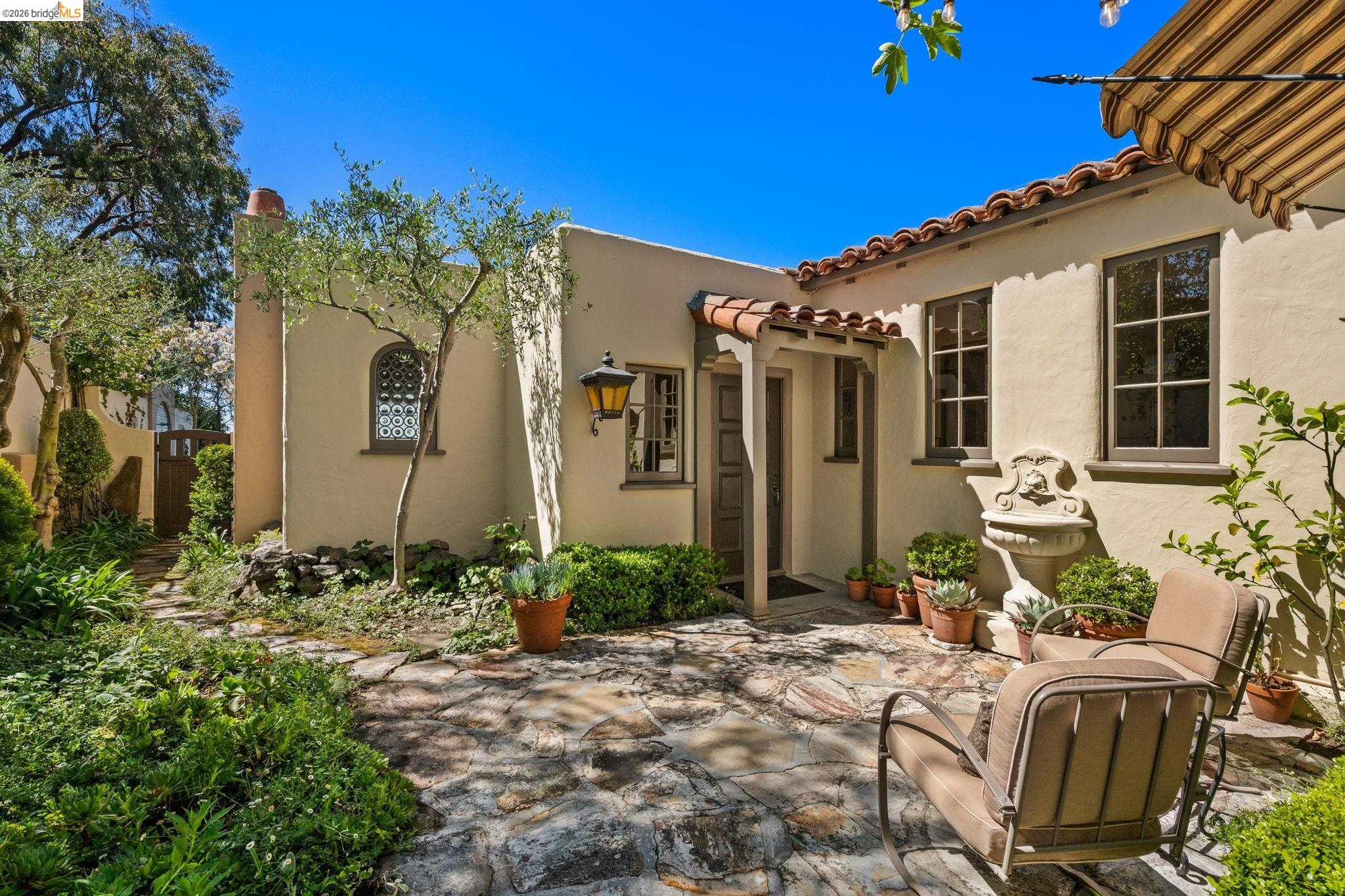 Detail Gallery Image 3 of 57 For 1004 Cragmont Avenue, Berkeley,  CA 94708-1412 - 3 Beds | 2 Baths