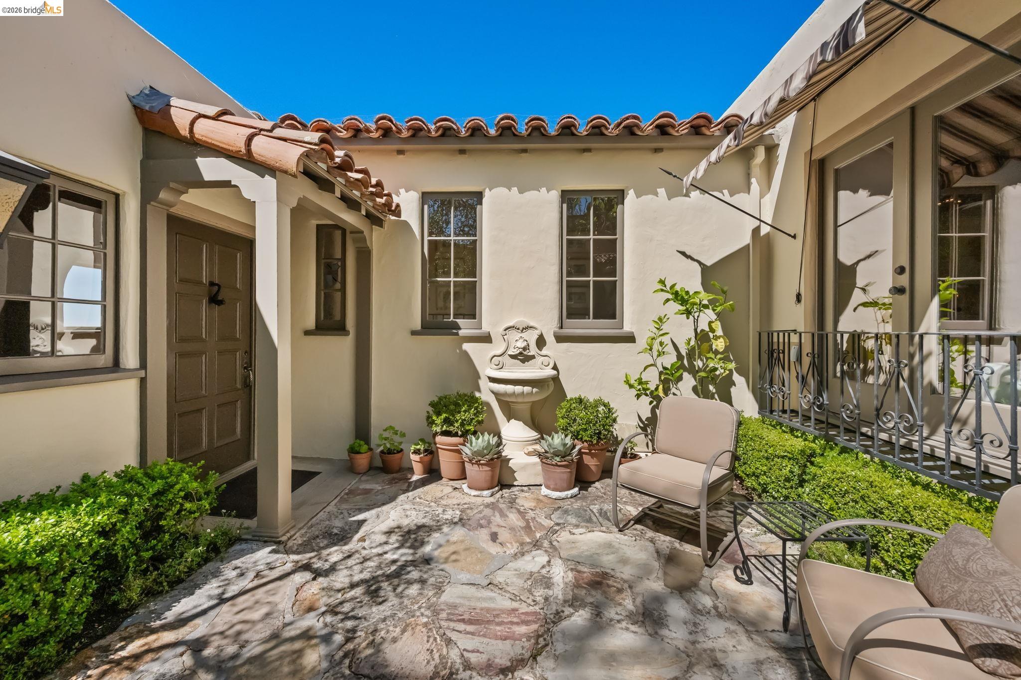 Detail Gallery Image 4 of 57 For 1004 Cragmont Avenue, Berkeley,  CA 94708-1412 - 3 Beds | 2 Baths