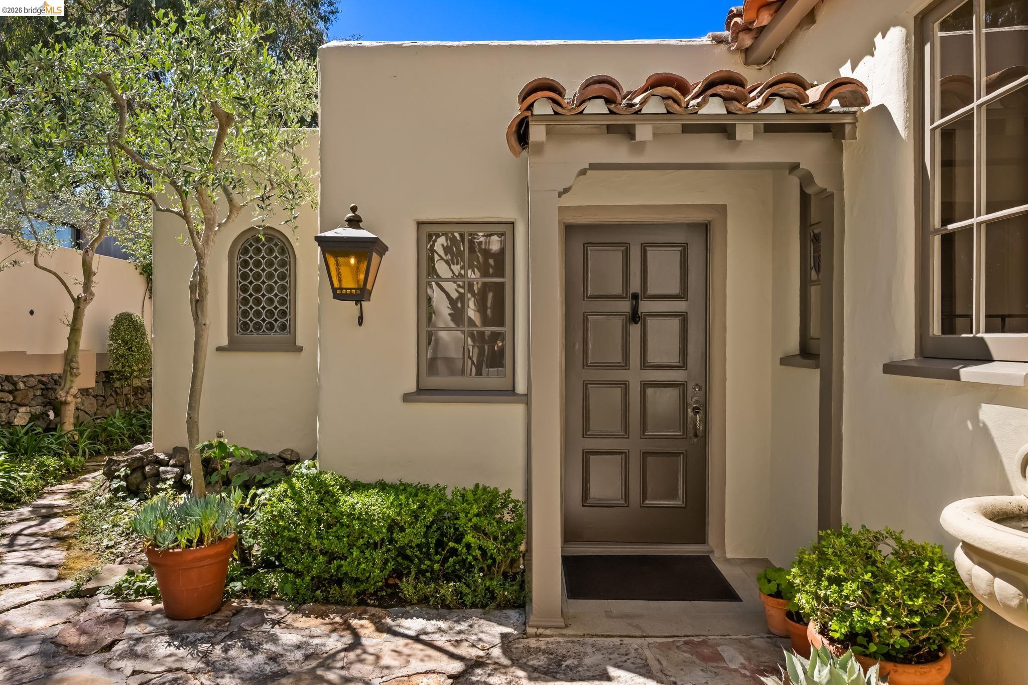 Detail Gallery Image 5 of 57 For 1004 Cragmont Avenue, Berkeley,  CA 94708-1412 - 3 Beds | 2 Baths