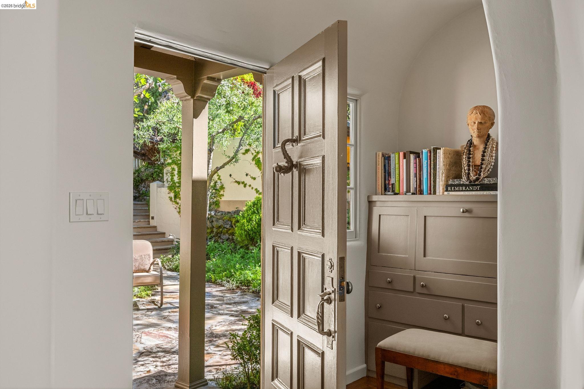 Detail Gallery Image 6 of 57 For 1004 Cragmont Avenue, Berkeley,  CA 94708-1412 - 3 Beds | 2 Baths