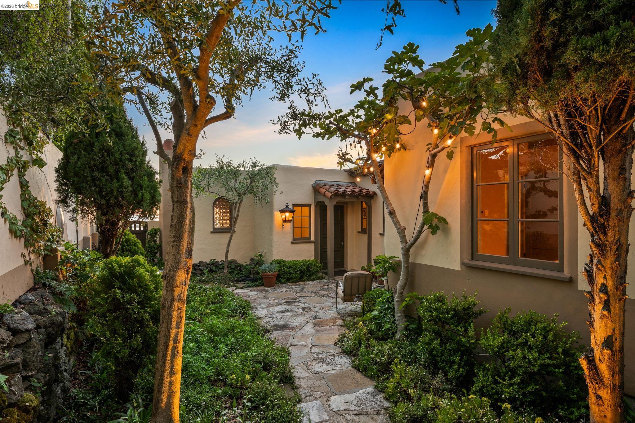 Detail Gallery Image 52 of 57 For 1004 Cragmont Avenue, Berkeley,  CA 94708-1412 - 3 Beds | 2 Baths