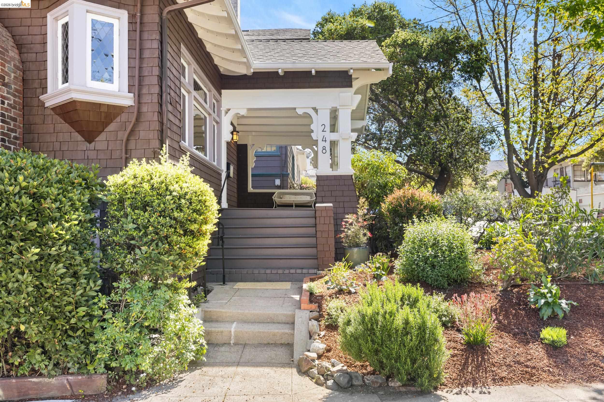 Detail Gallery Image 2 of 34 For 248 Mather St, Oakland,  CA 94611 - 3 Beds | 2/1 Baths