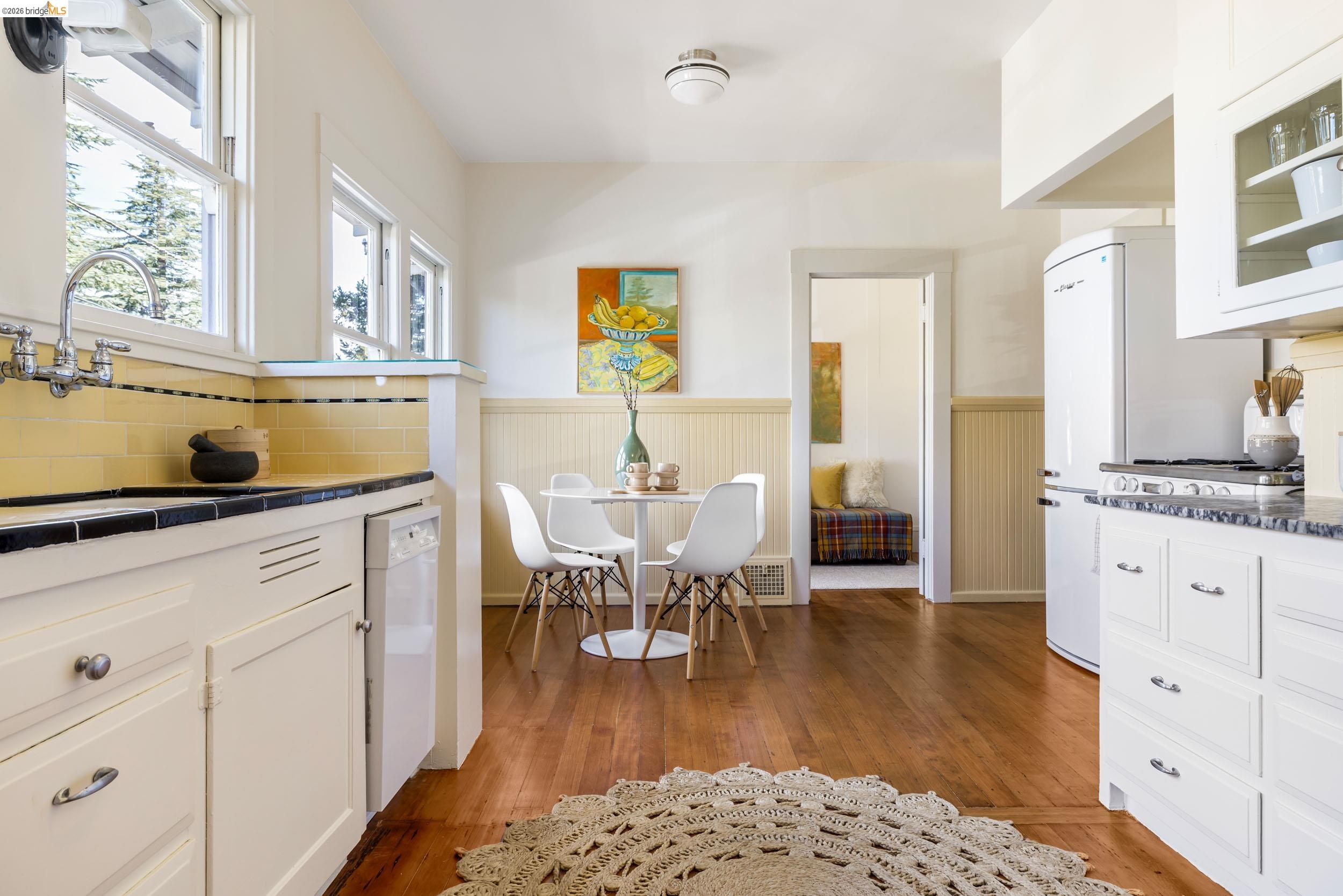 Detail Gallery Image 12 of 34 For 248 Mather St, Oakland,  CA 94611 - 3 Beds | 2/1 Baths