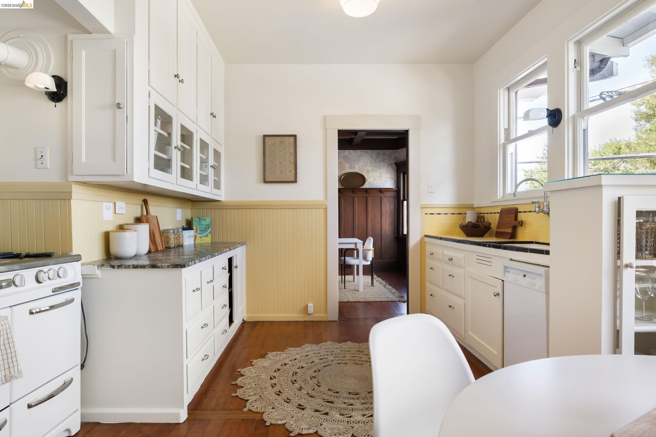 Detail Gallery Image 14 of 34 For 248 Mather St, Oakland,  CA 94611 - 3 Beds | 2/1 Baths