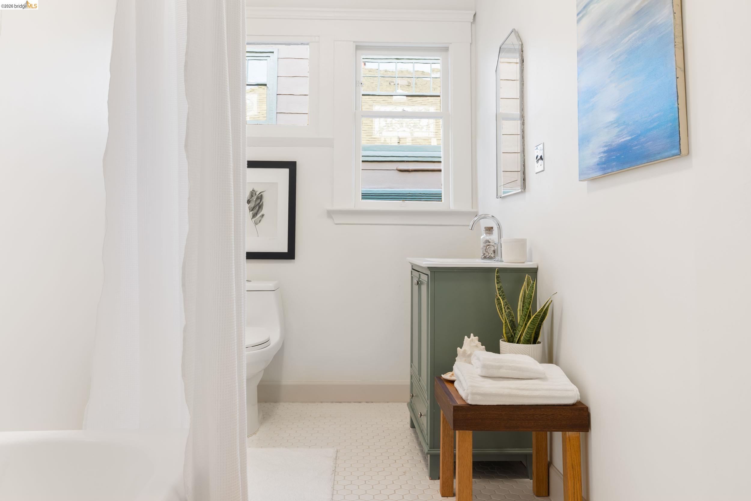 Detail Gallery Image 19 of 34 For 248 Mather St, Oakland,  CA 94611 - 3 Beds | 2/1 Baths
