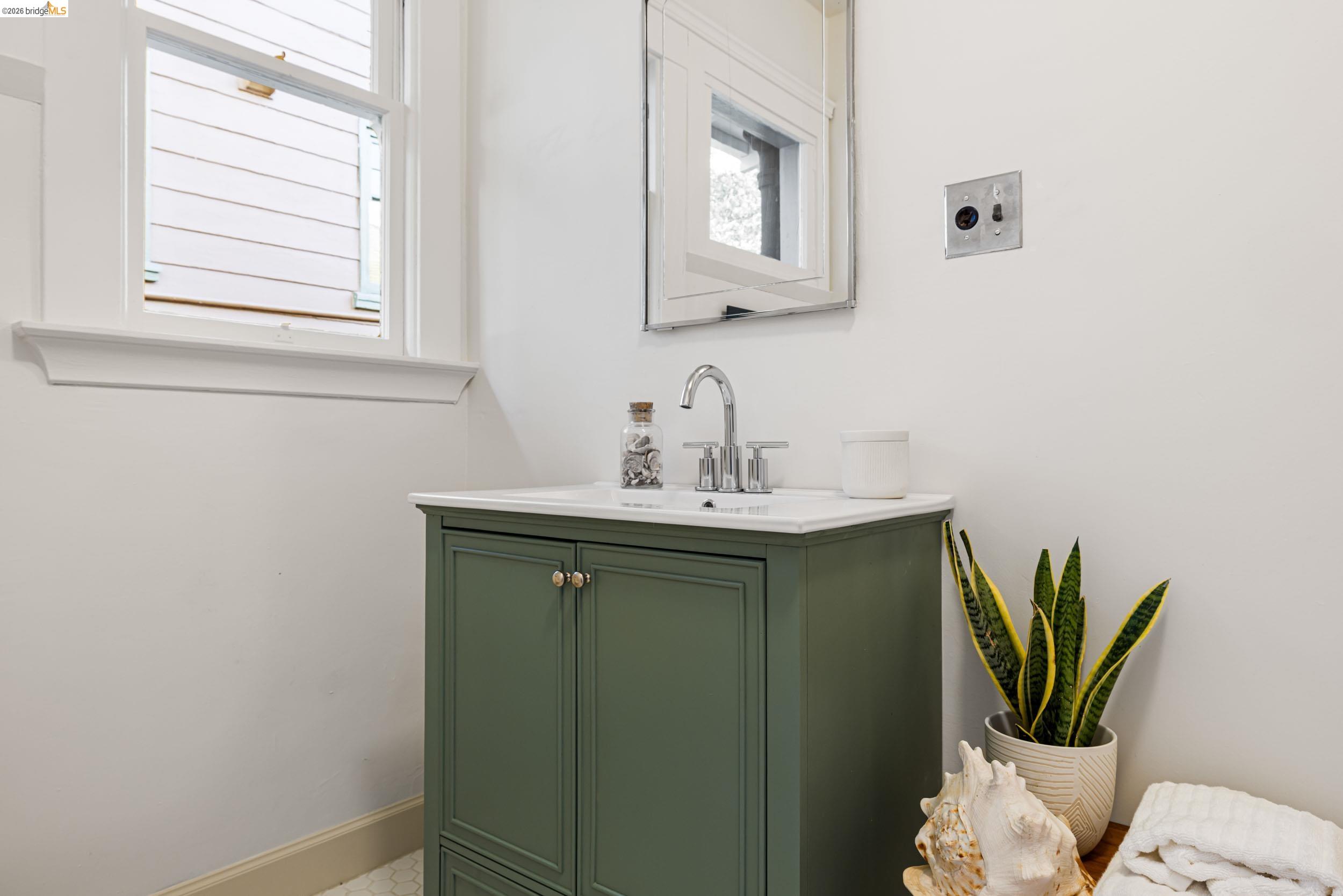 Detail Gallery Image 20 of 34 For 248 Mather St, Oakland,  CA 94611 - 3 Beds | 2/1 Baths