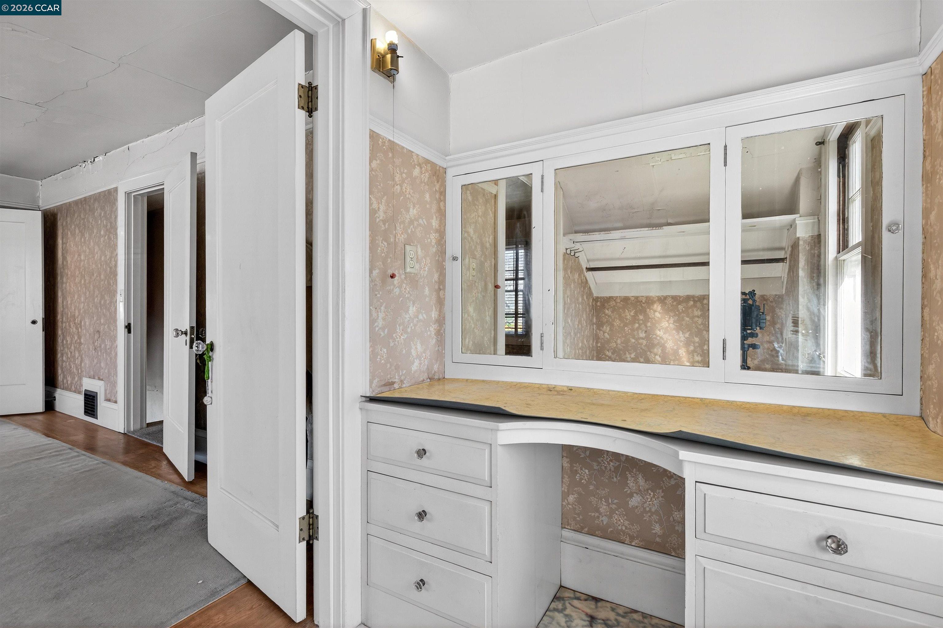 Detail Gallery Image 15 of 37 For 3824 Lakeshore Ave, Oakland,  CA 94610 - 4 Beds | 2 Baths