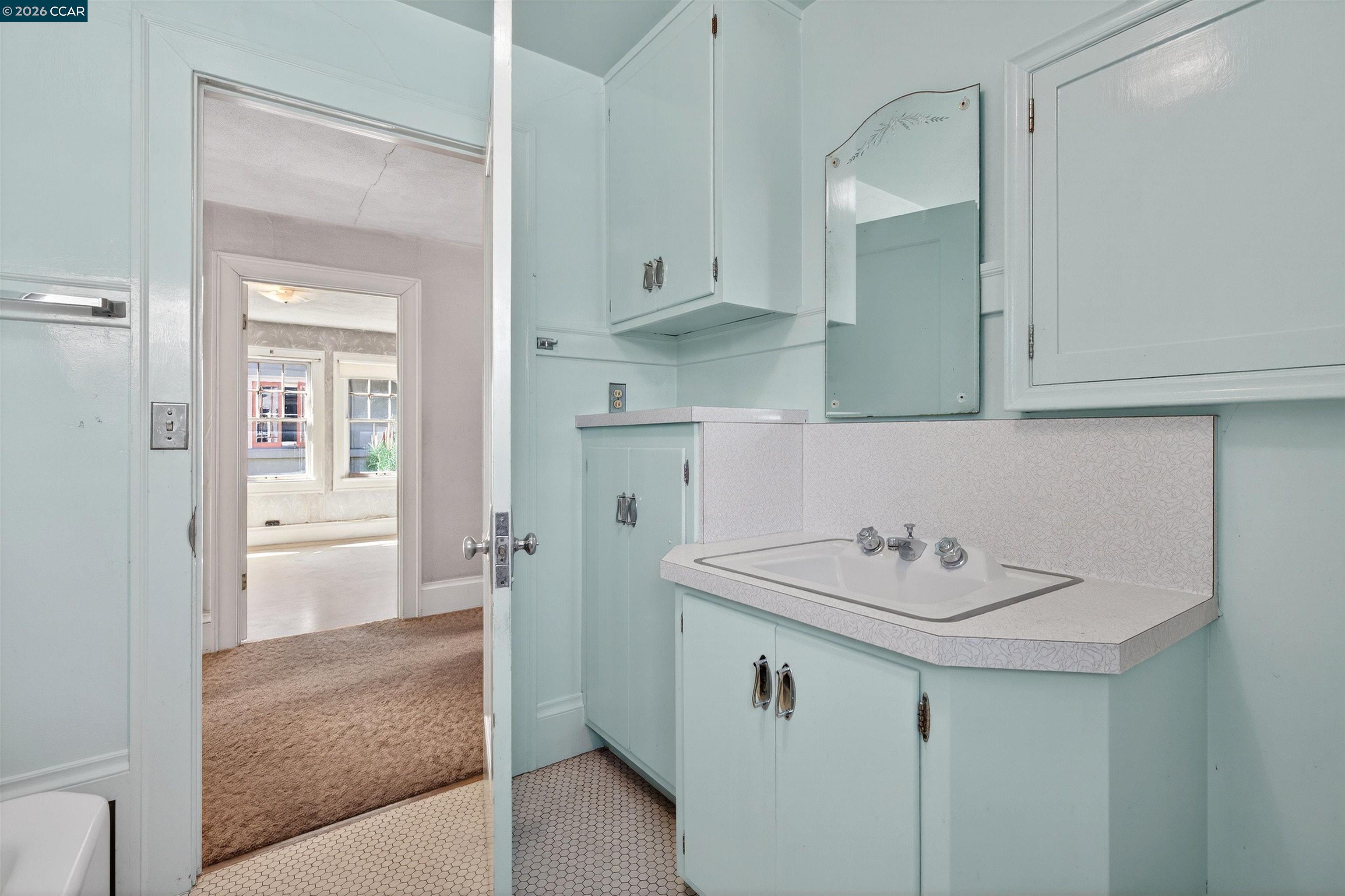 Detail Gallery Image 17 of 37 For 3824 Lakeshore Ave, Oakland,  CA 94610 - 4 Beds | 2 Baths