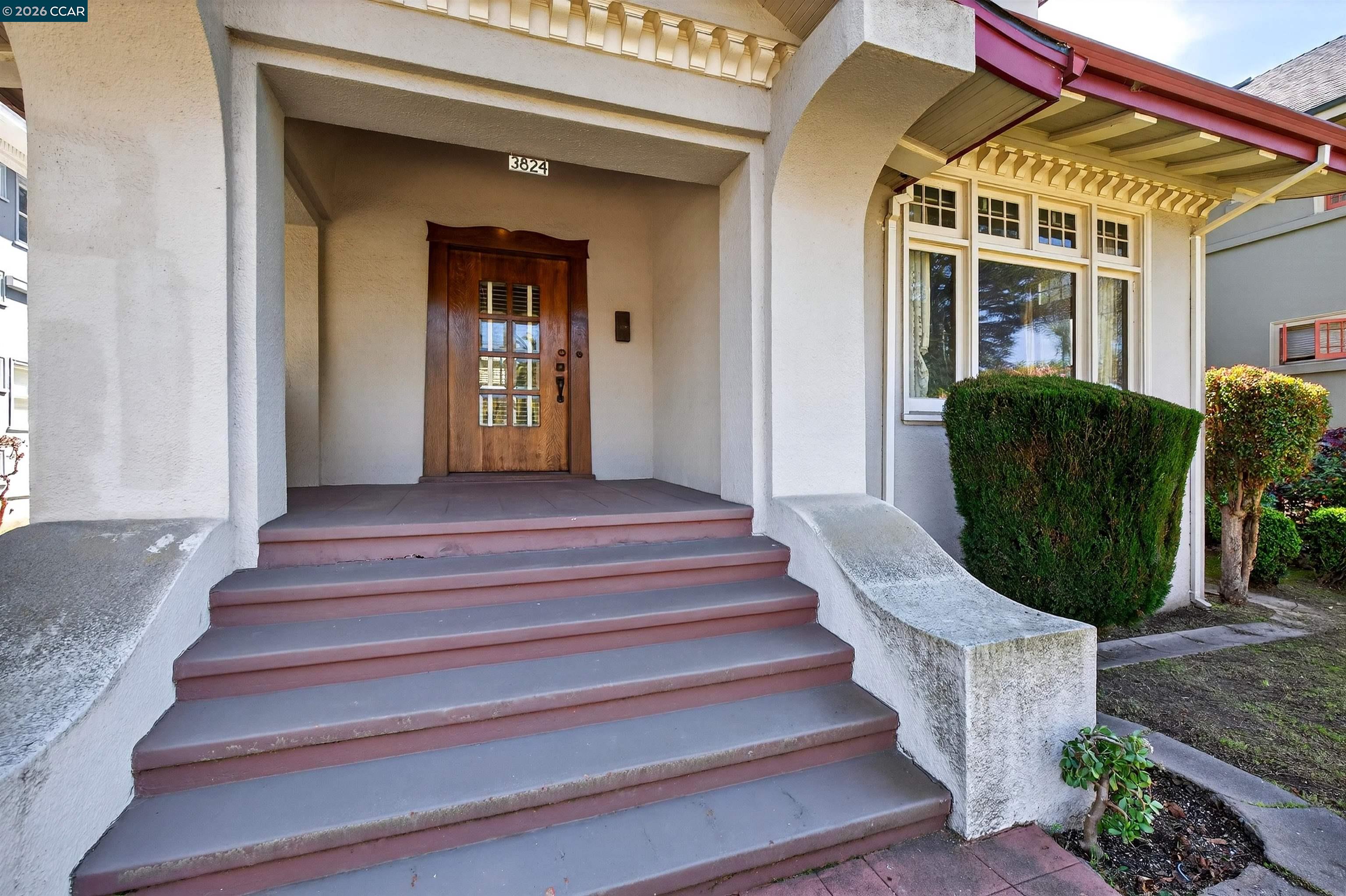 Detail Gallery Image 2 of 37 For 3824 Lakeshore Ave, Oakland,  CA 94610 - 4 Beds | 2 Baths