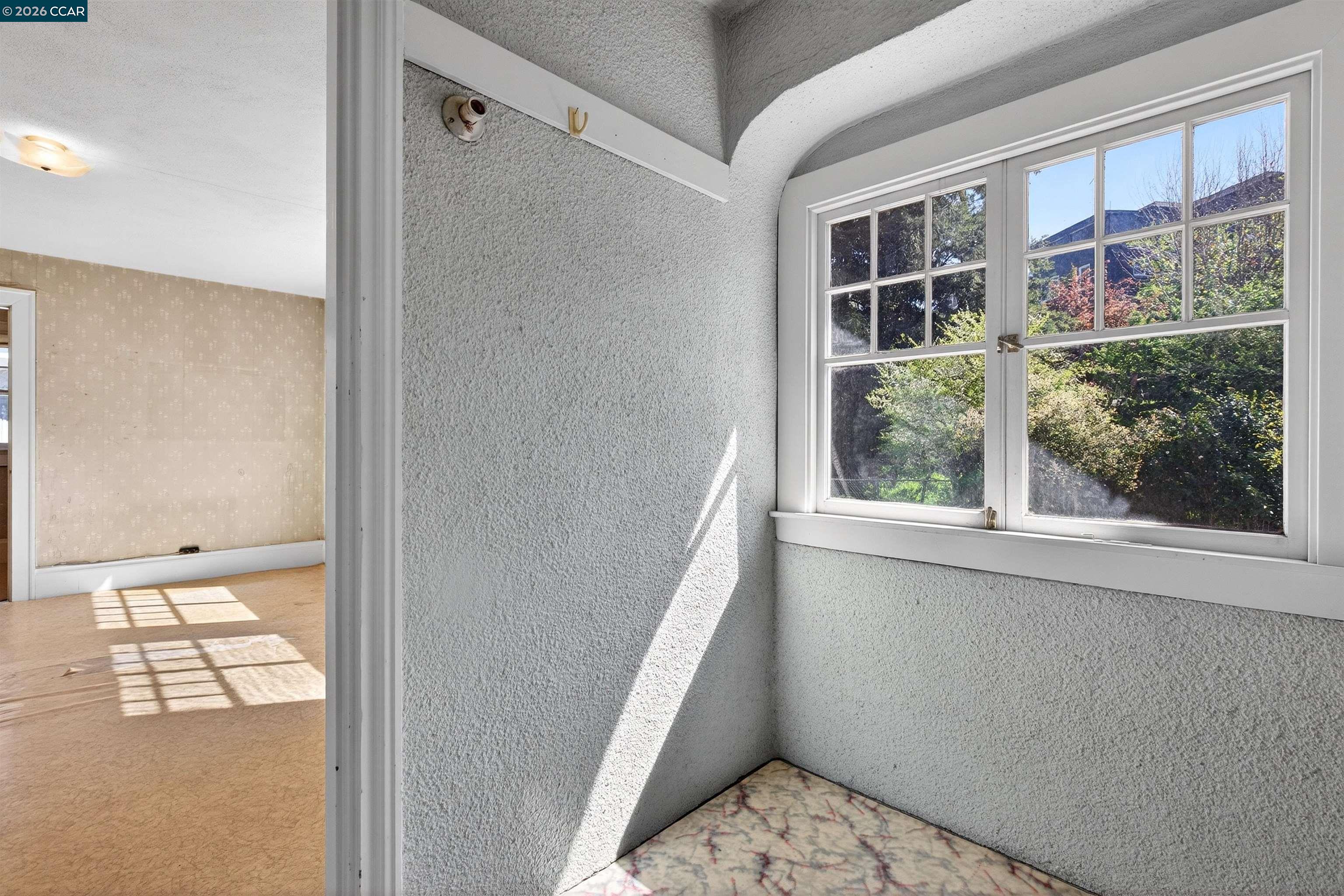 Detail Gallery Image 20 of 37 For 3824 Lakeshore Ave, Oakland,  CA 94610 - 4 Beds | 2 Baths