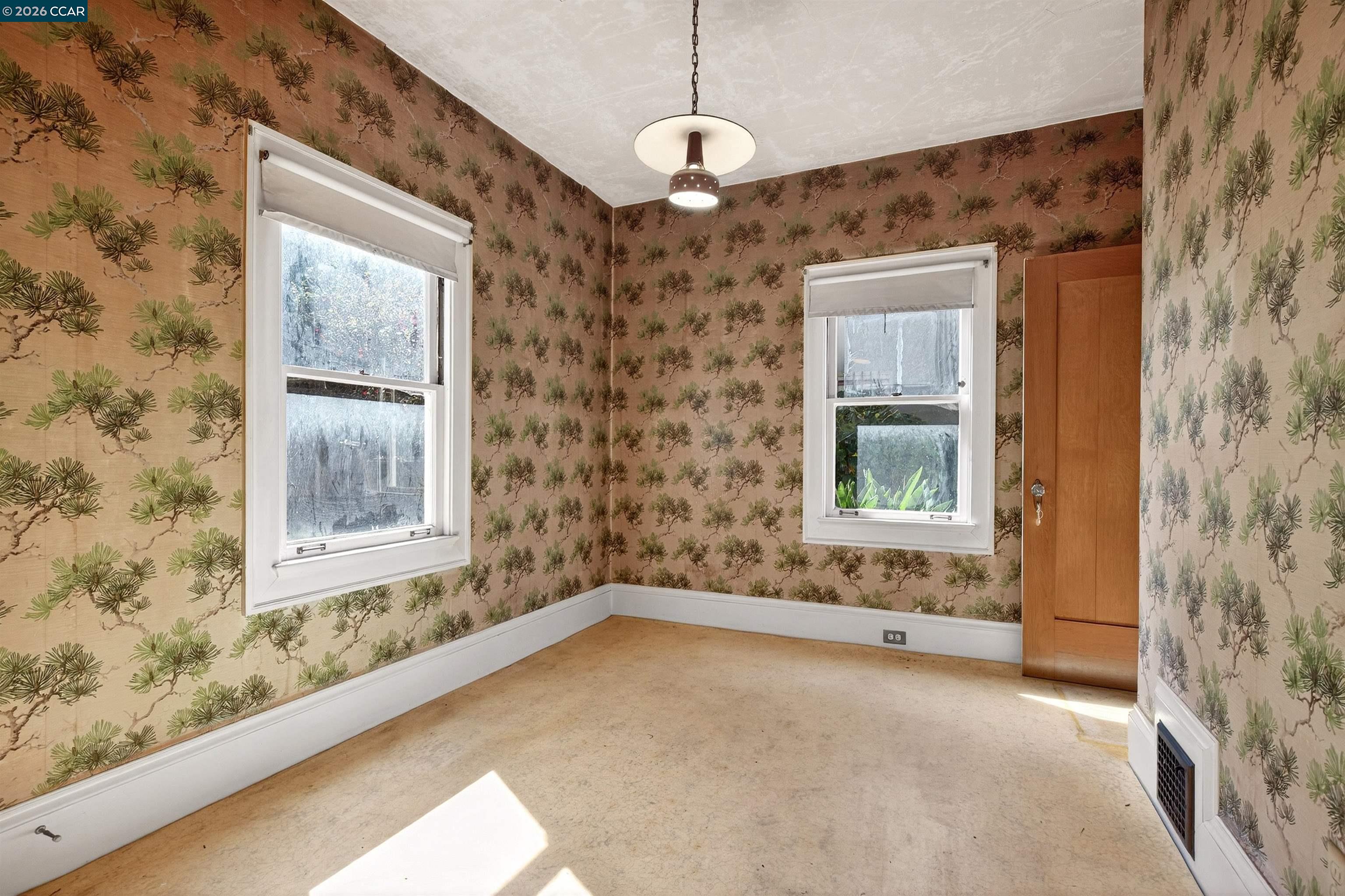 Detail Gallery Image 5 of 37 For 3824 Lakeshore Ave, Oakland,  CA 94610 - 4 Beds | 2 Baths