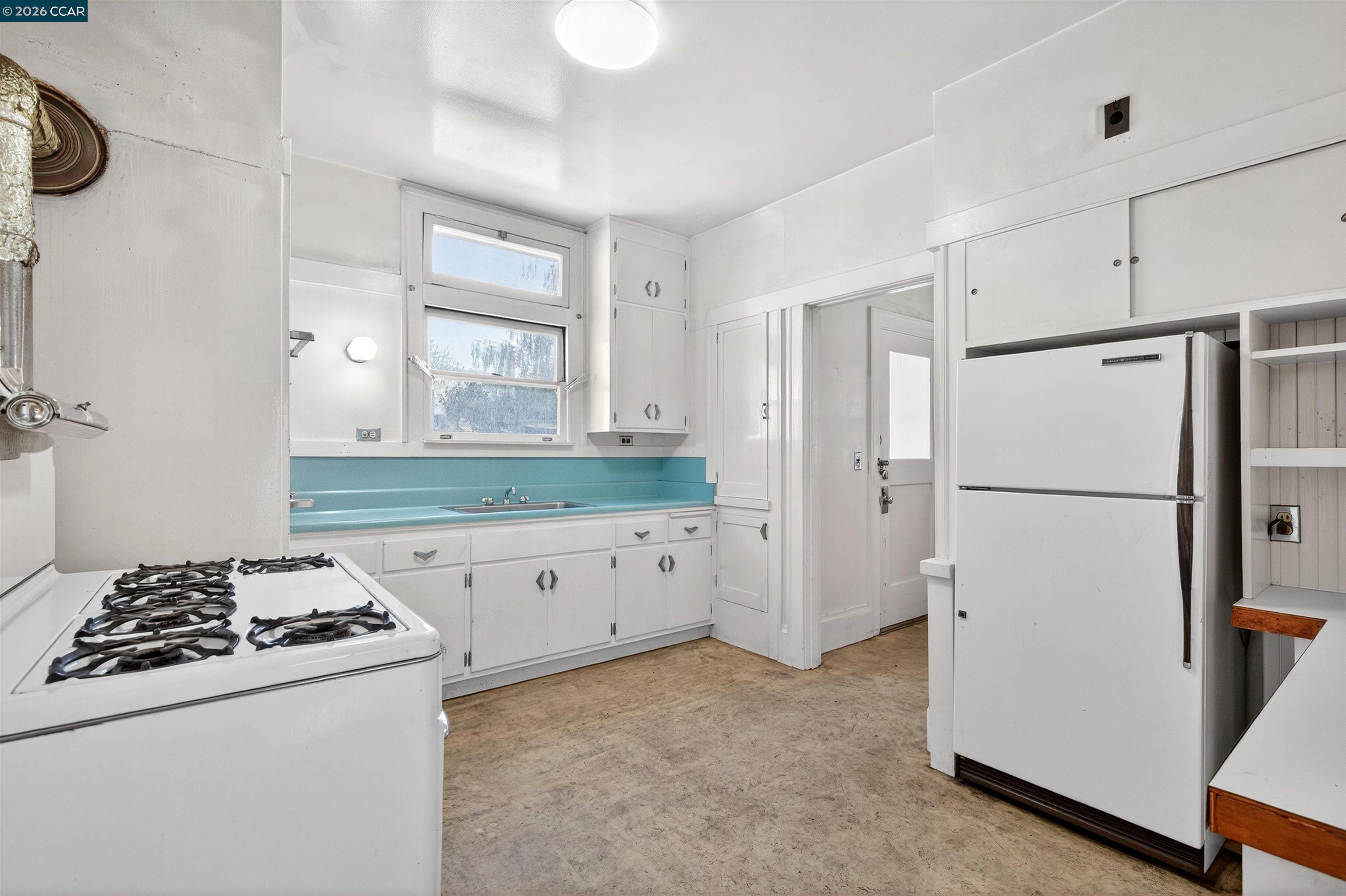 Detail Gallery Image 6 of 37 For 3824 Lakeshore Ave, Oakland,  CA 94610 - 4 Beds | 2 Baths