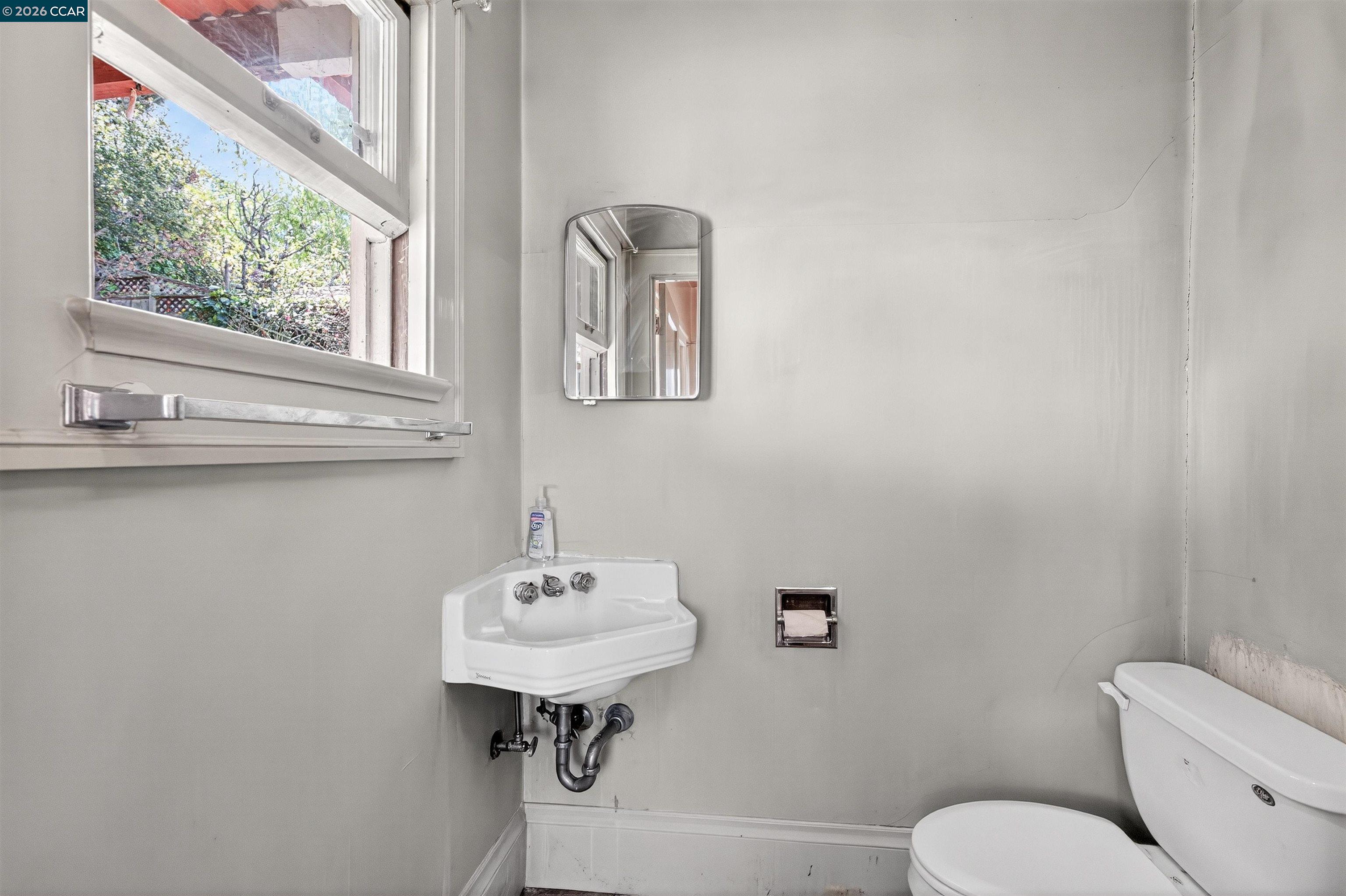 Detail Gallery Image 7 of 37 For 3824 Lakeshore Ave, Oakland,  CA 94610 - 4 Beds | 2 Baths