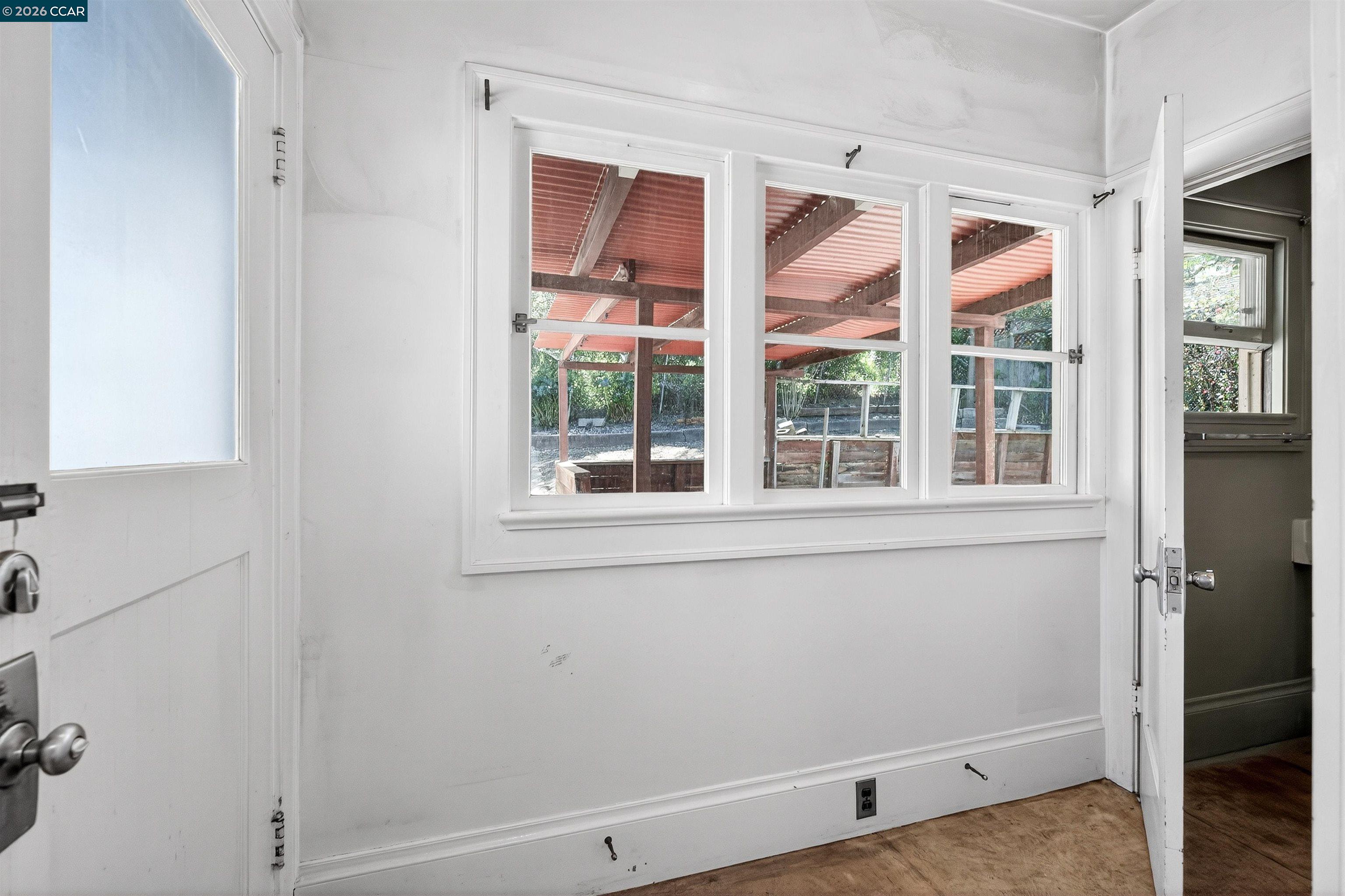 Detail Gallery Image 8 of 37 For 3824 Lakeshore Ave, Oakland,  CA 94610 - 4 Beds | 2 Baths