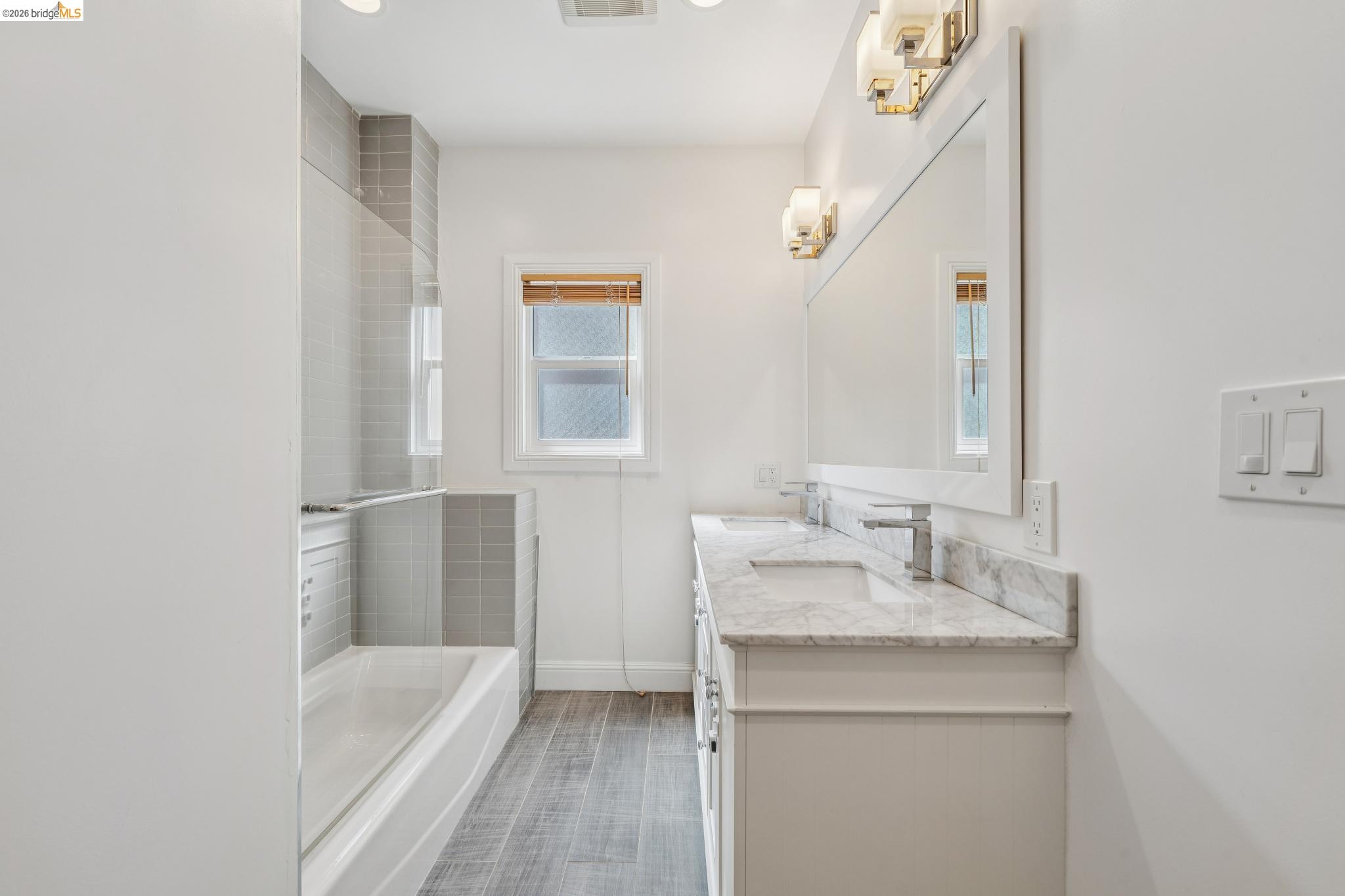 Detail Gallery Image 11 of 47 For 2012 Chestnut St, Oakland,  CA 94607 - 5 Beds | 4 Baths