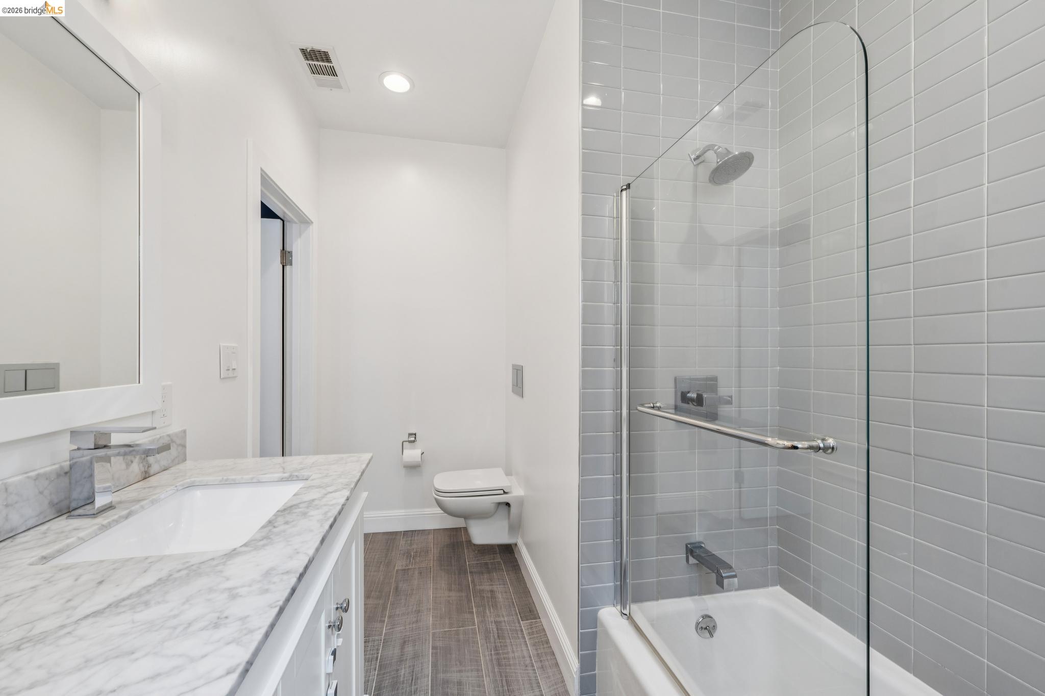 Detail Gallery Image 12 of 47 For 2012 Chestnut St, Oakland,  CA 94607 - 5 Beds | 4 Baths