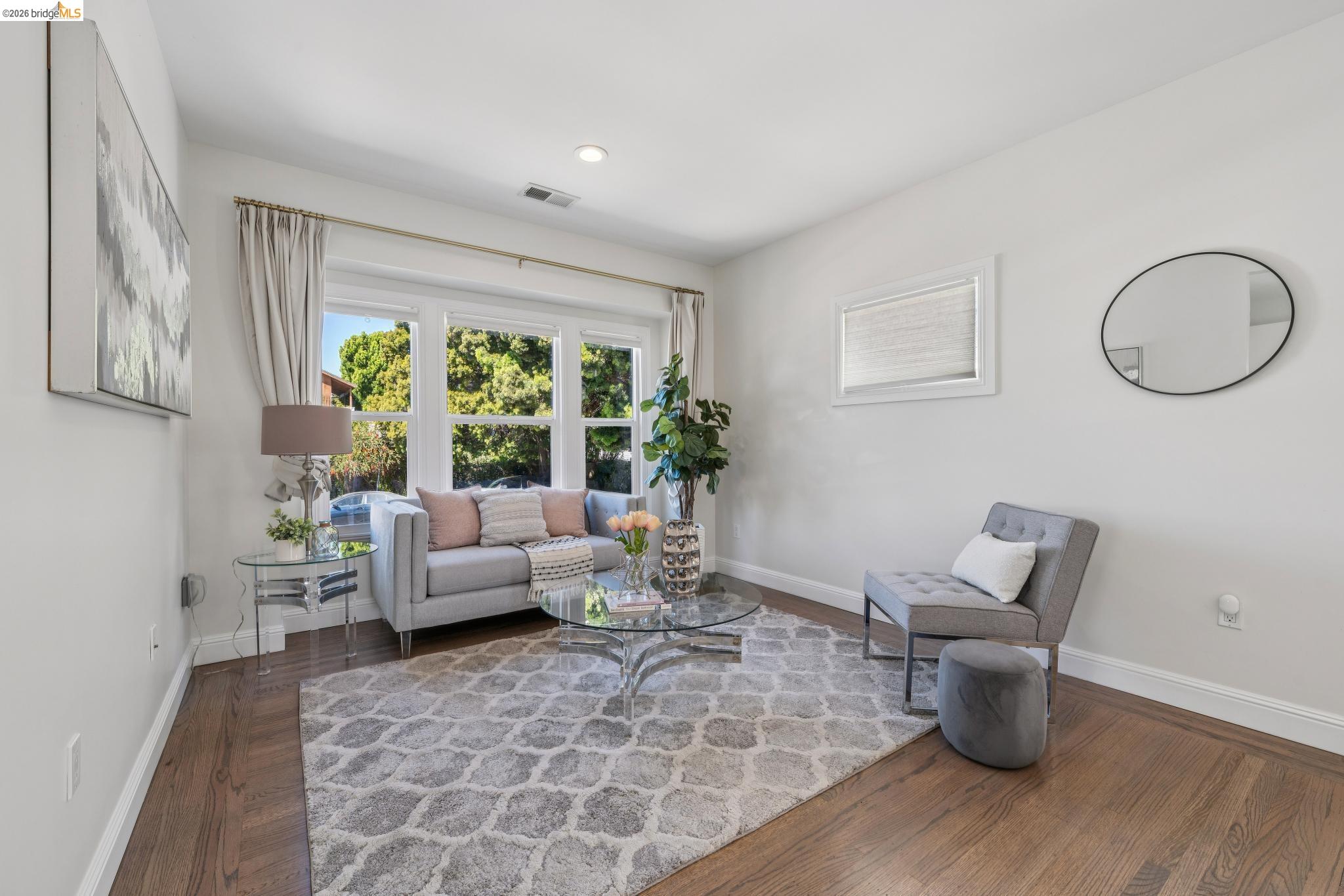 Detail Gallery Image 3 of 47 For 2012 Chestnut St, Oakland,  CA 94607 - 5 Beds | 4 Baths