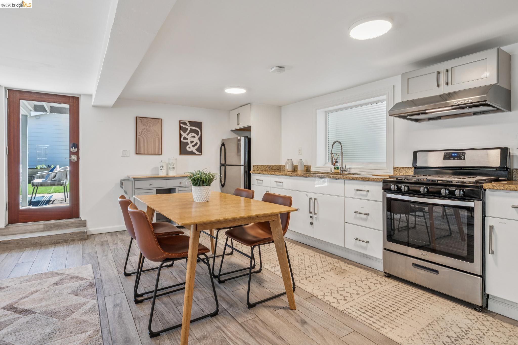 Detail Gallery Image 22 of 47 For 2012 Chestnut St, Oakland,  CA 94607 - 5 Beds | 4 Baths