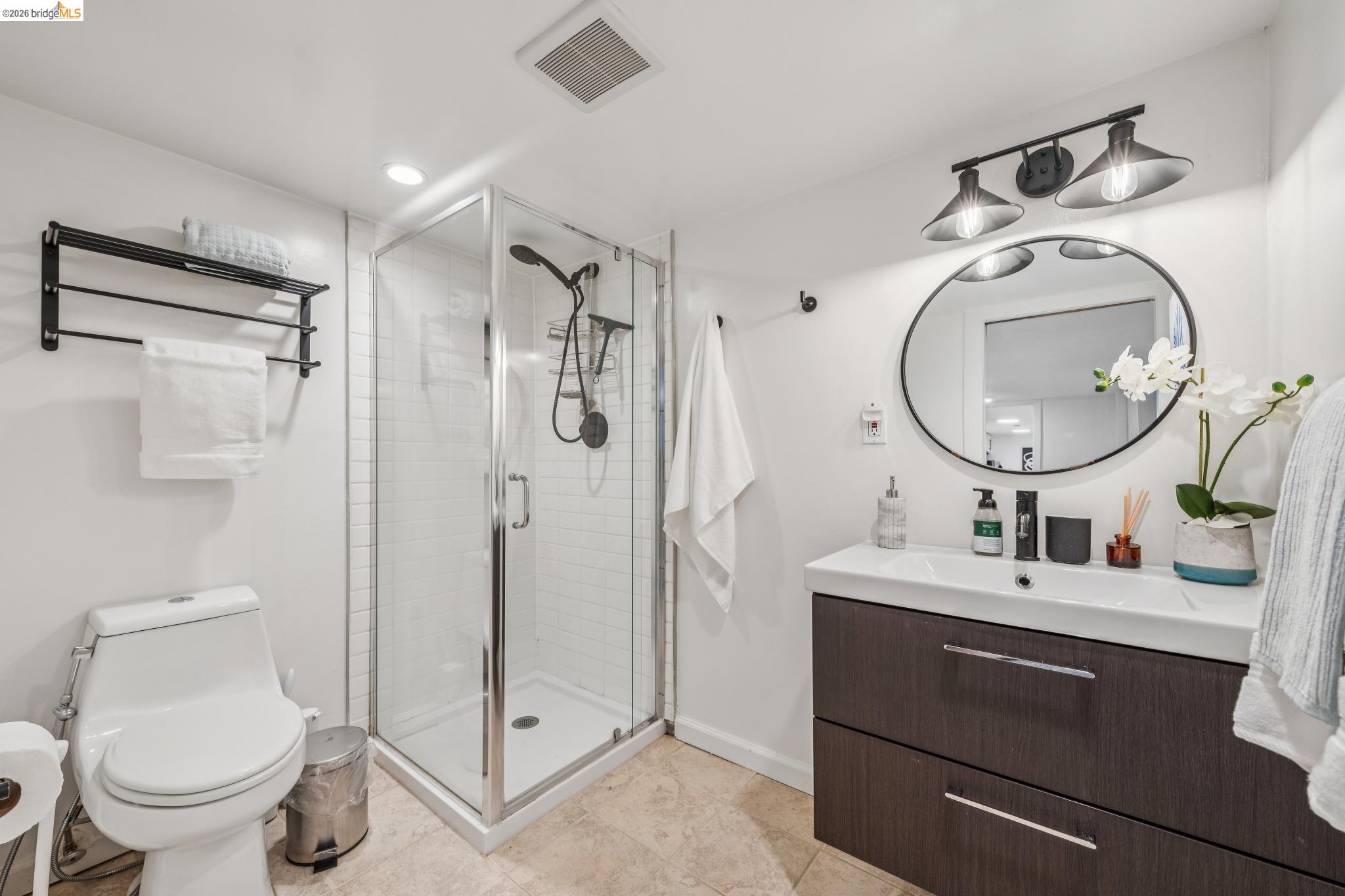 Detail Gallery Image 25 of 47 For 2012 Chestnut St, Oakland,  CA 94607 - 5 Beds | 4 Baths