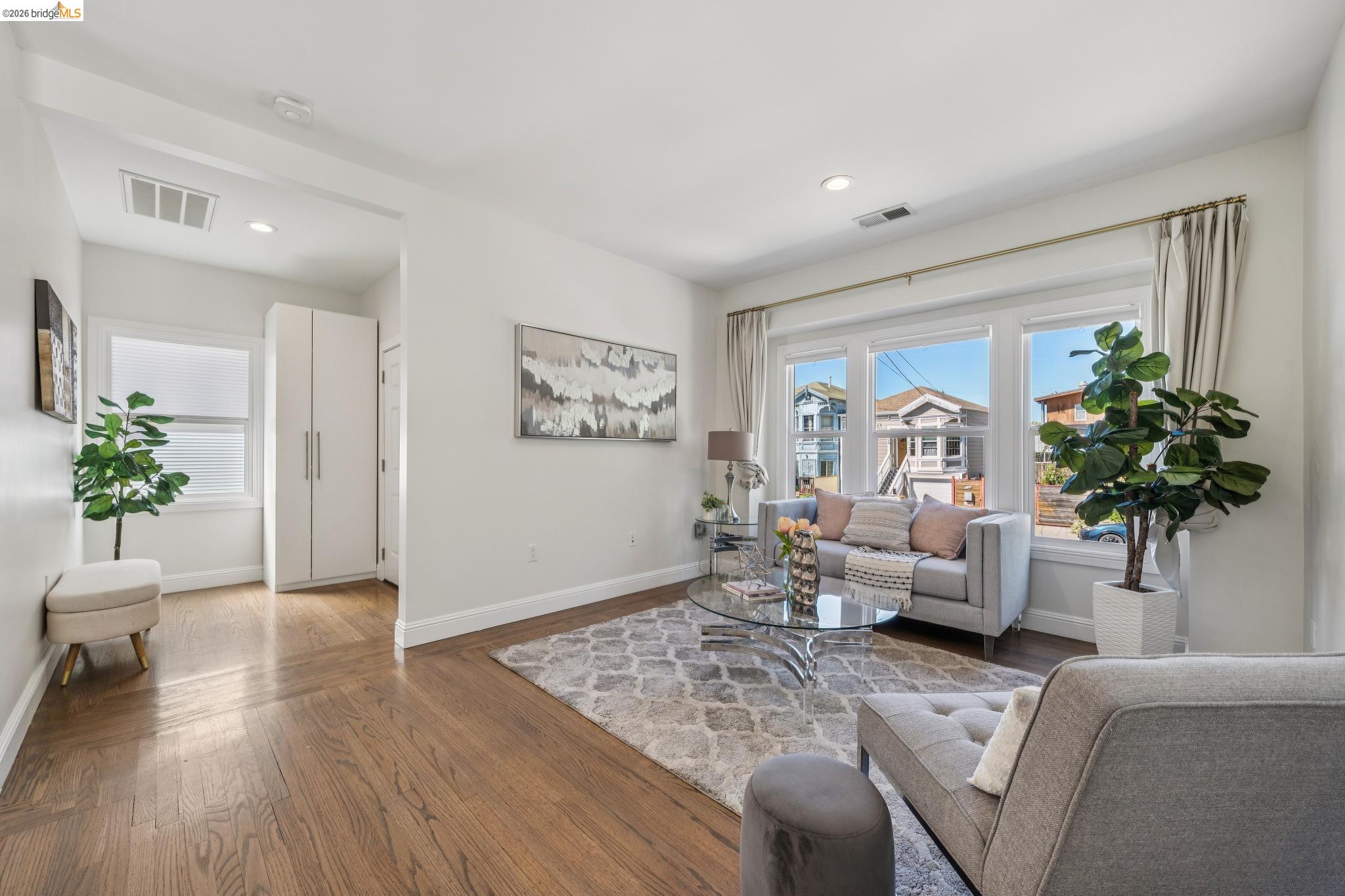 Detail Gallery Image 4 of 47 For 2012 Chestnut St, Oakland,  CA 94607 - 5 Beds | 4 Baths