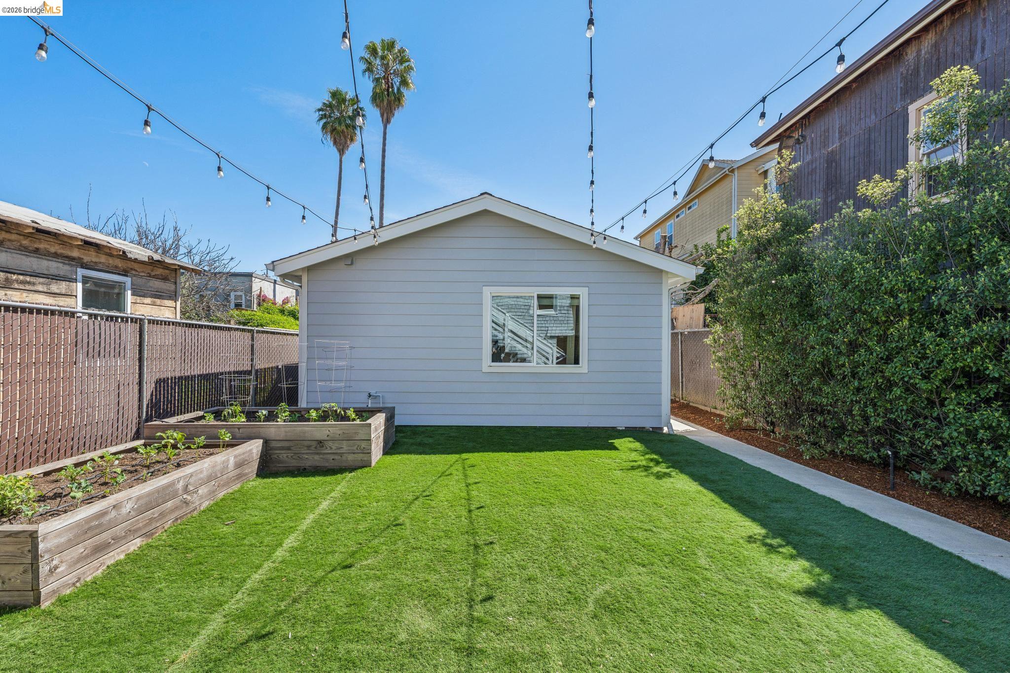 Detail Gallery Image 31 of 47 For 2012 Chestnut St, Oakland,  CA 94607 - 5 Beds | 4 Baths