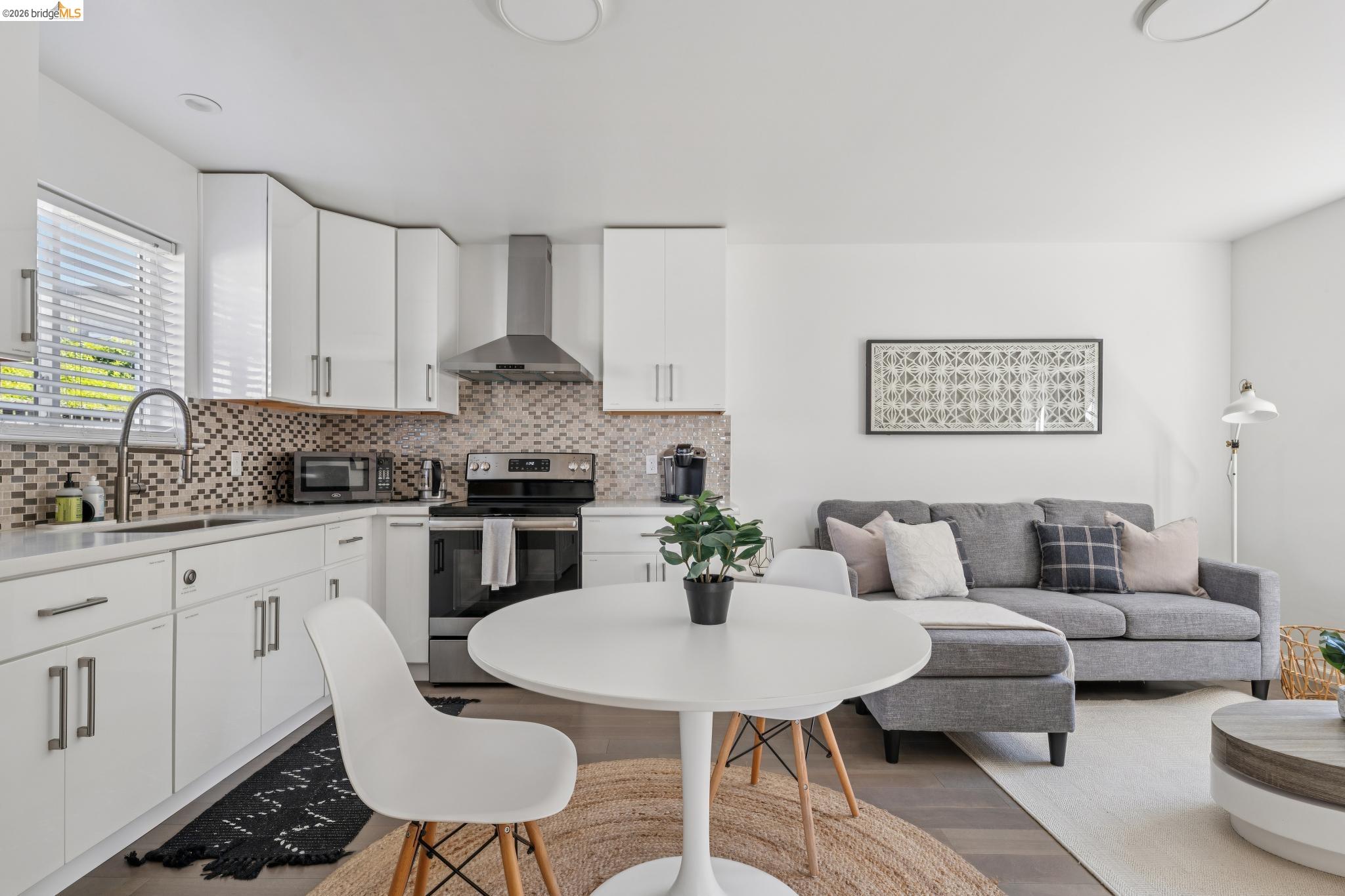 Detail Gallery Image 35 of 47 For 2012 Chestnut St, Oakland,  CA 94607 - 5 Beds | 4 Baths