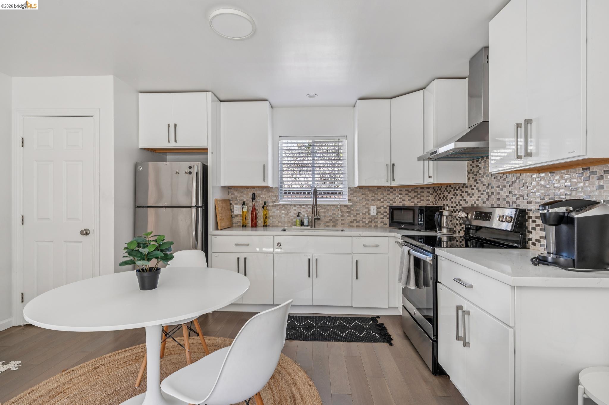 Detail Gallery Image 37 of 47 For 2012 Chestnut St, Oakland,  CA 94607 - 5 Beds | 4 Baths