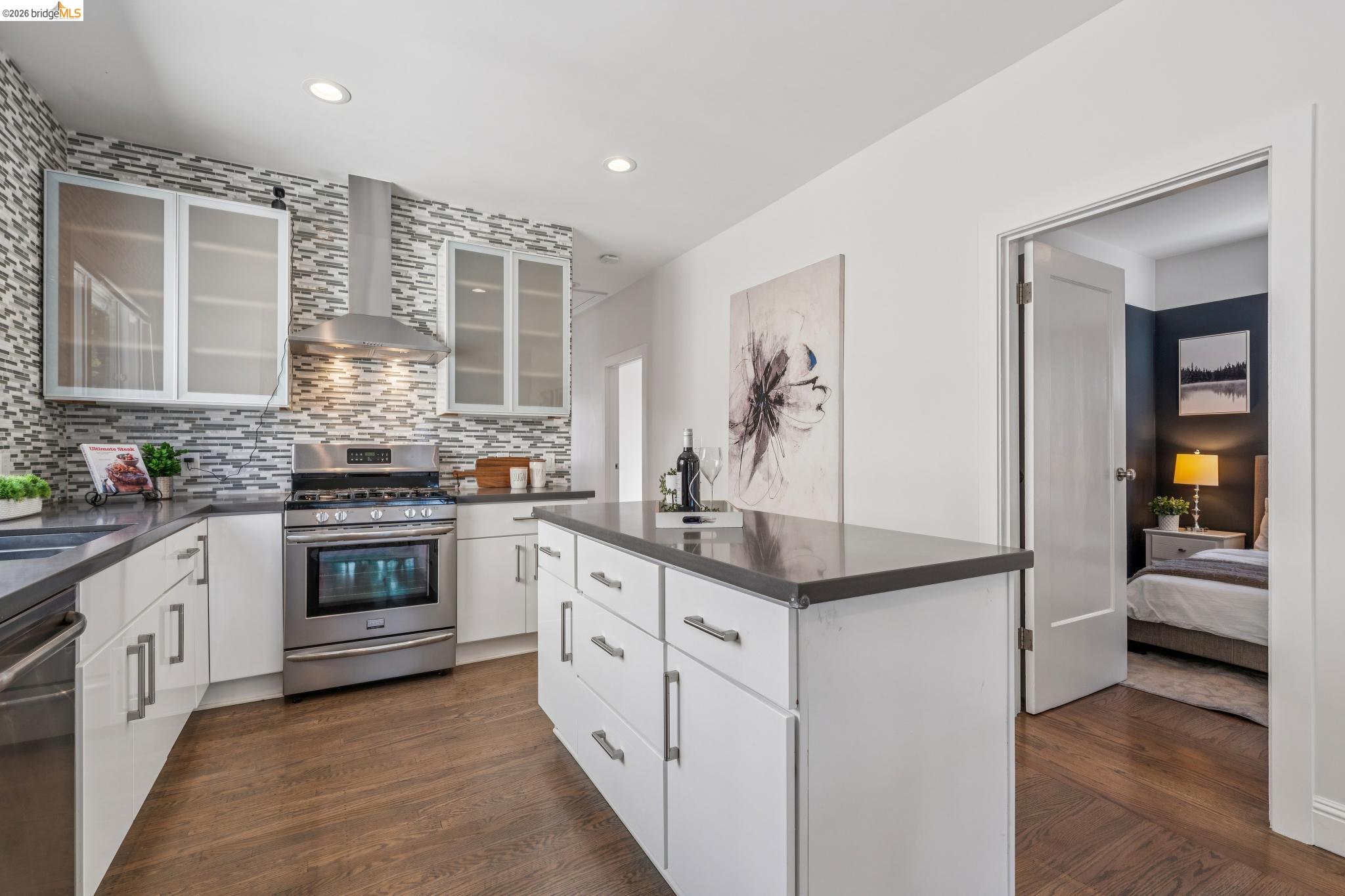 Detail Gallery Image 8 of 47 For 2012 Chestnut St, Oakland,  CA 94607 - 5 Beds | 4 Baths