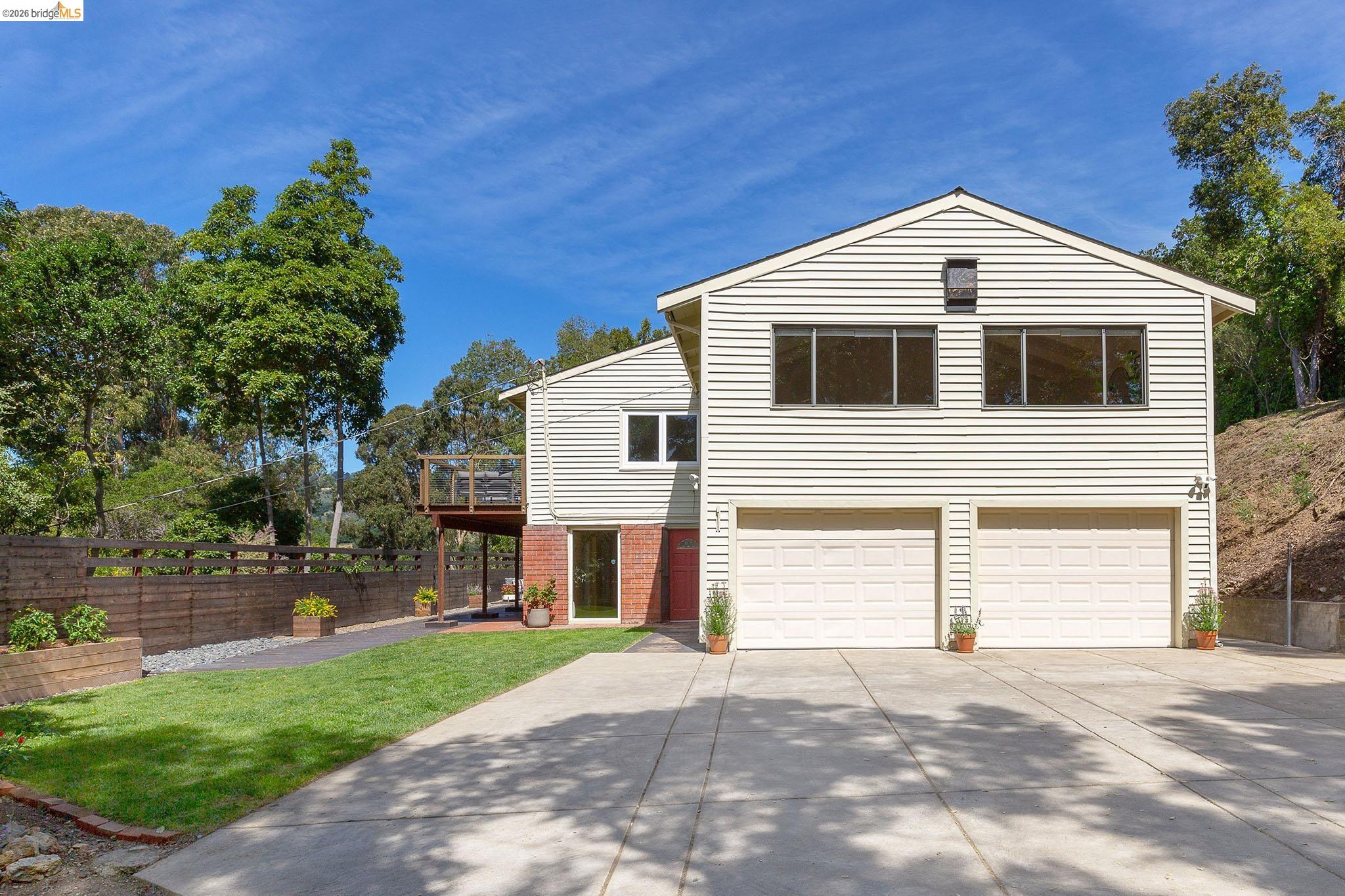 Detail Gallery Image 2 of 60 For 4451 Saint Andrews Rd, Oakland,  CA 94605 - 5 Beds | 3 Baths