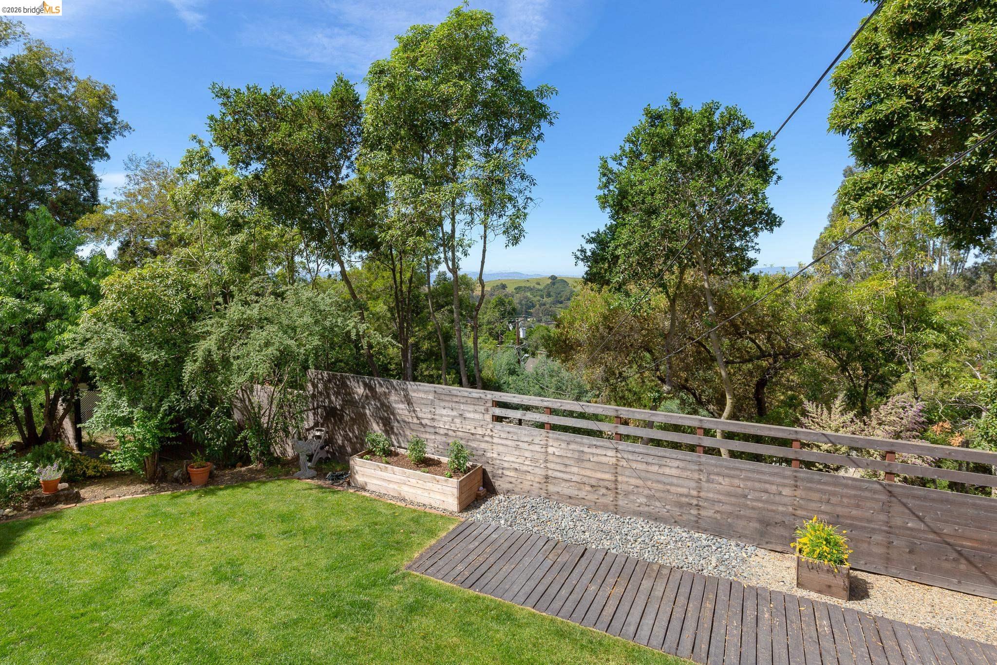 Detail Gallery Image 17 of 60 For 4451 Saint Andrews Rd, Oakland,  CA 94605 - 5 Beds | 3 Baths