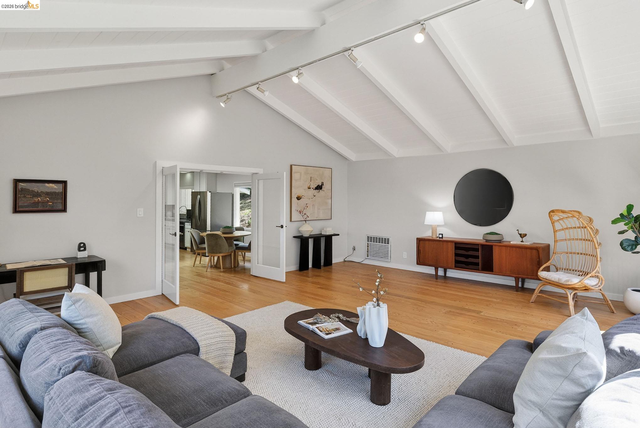 Detail Gallery Image 18 of 60 For 4451 Saint Andrews Rd, Oakland,  CA 94605 - 5 Beds | 3 Baths