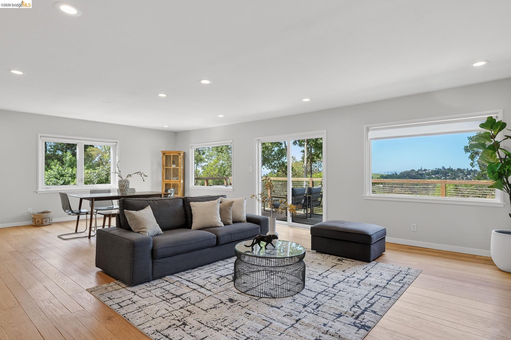 Detail Gallery Image 3 of 60 For 4451 Saint Andrews Rd, Oakland,  CA 94605 - 5 Beds | 3 Baths