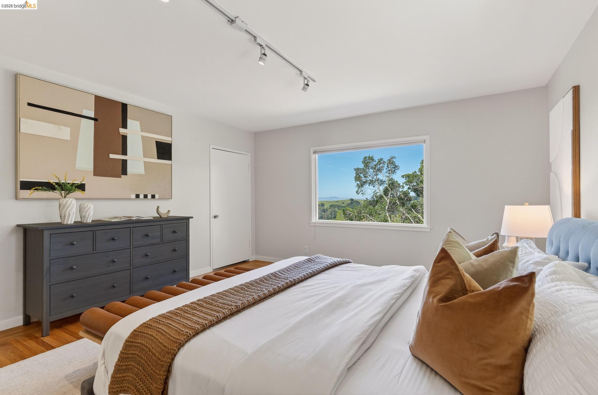 Detail Gallery Image 22 of 60 For 4451 Saint Andrews Rd, Oakland,  CA 94605 - 5 Beds | 3 Baths