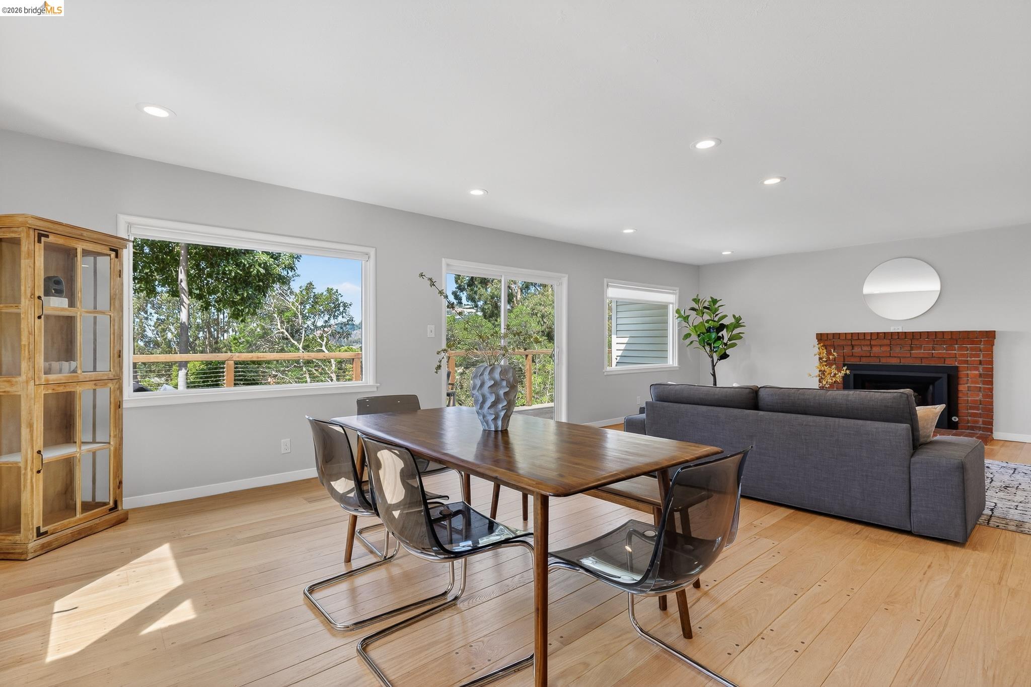 Detail Gallery Image 4 of 60 For 4451 Saint Andrews Rd, Oakland,  CA 94605 - 5 Beds | 3 Baths