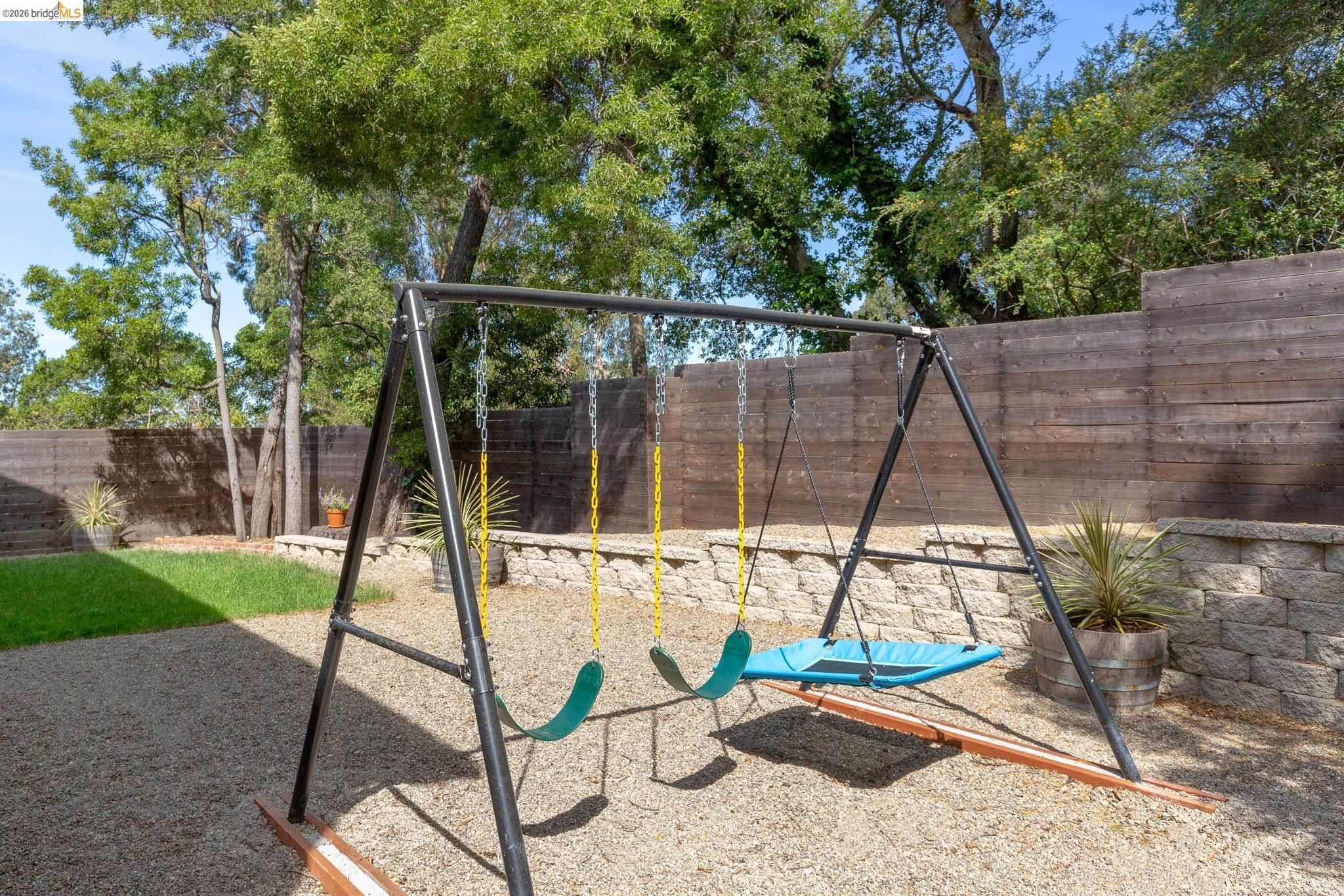 Detail Gallery Image 34 of 60 For 4451 Saint Andrews Rd, Oakland,  CA 94605 - 5 Beds | 3 Baths