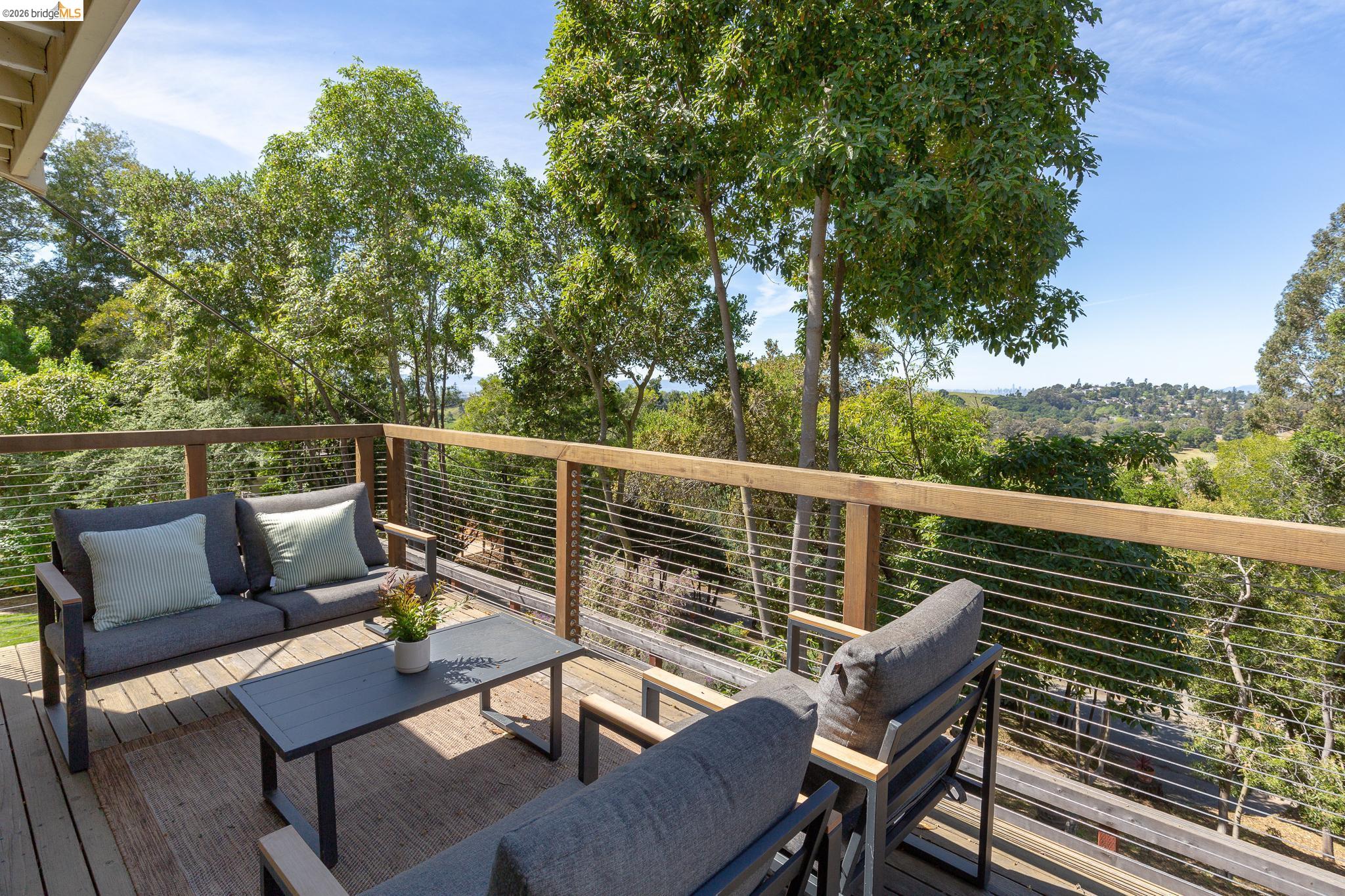 Detail Gallery Image 5 of 60 For 4451 Saint Andrews Rd, Oakland,  CA 94605 - 5 Beds | 3 Baths