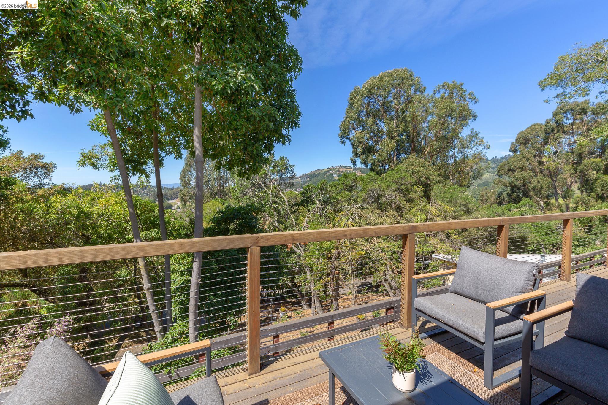 Detail Gallery Image 6 of 60 For 4451 Saint Andrews Rd, Oakland,  CA 94605 - 5 Beds | 3 Baths