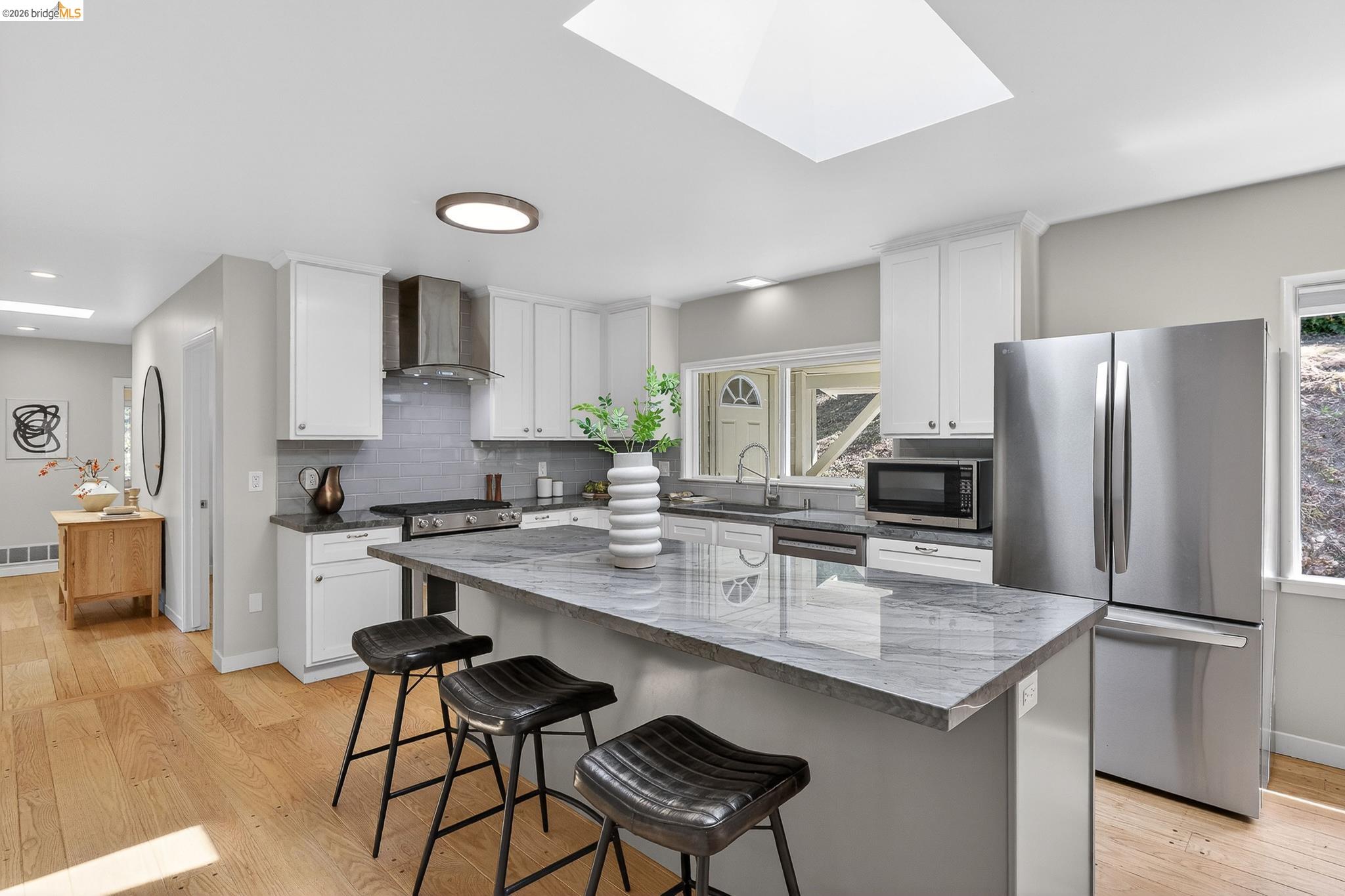 Detail Gallery Image 9 of 60 For 4451 Saint Andrews Rd, Oakland,  CA 94605 - 5 Beds | 3 Baths