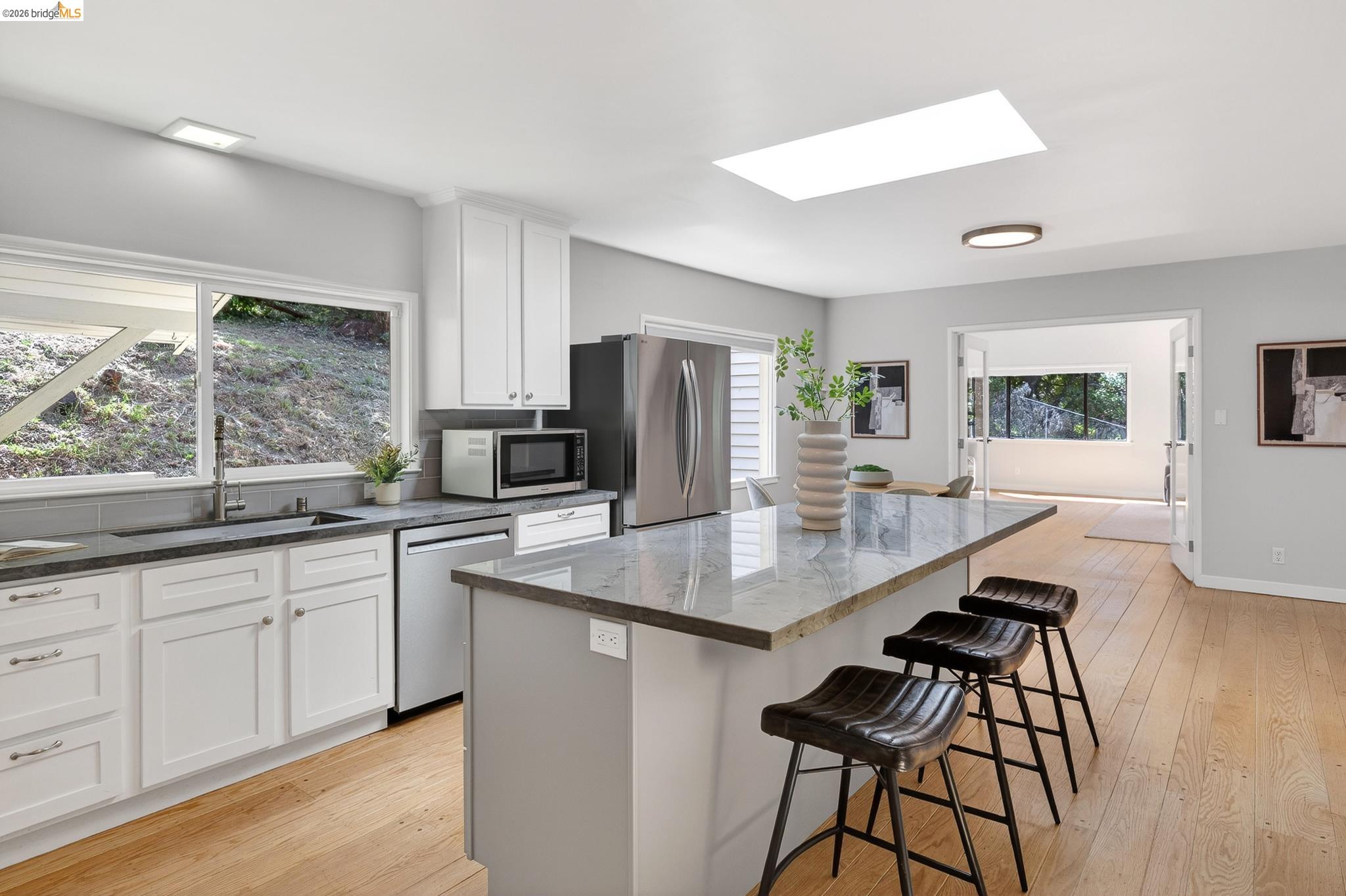 Detail Gallery Image 10 of 60 For 4451 Saint Andrews Rd, Oakland,  CA 94605 - 5 Beds | 3 Baths