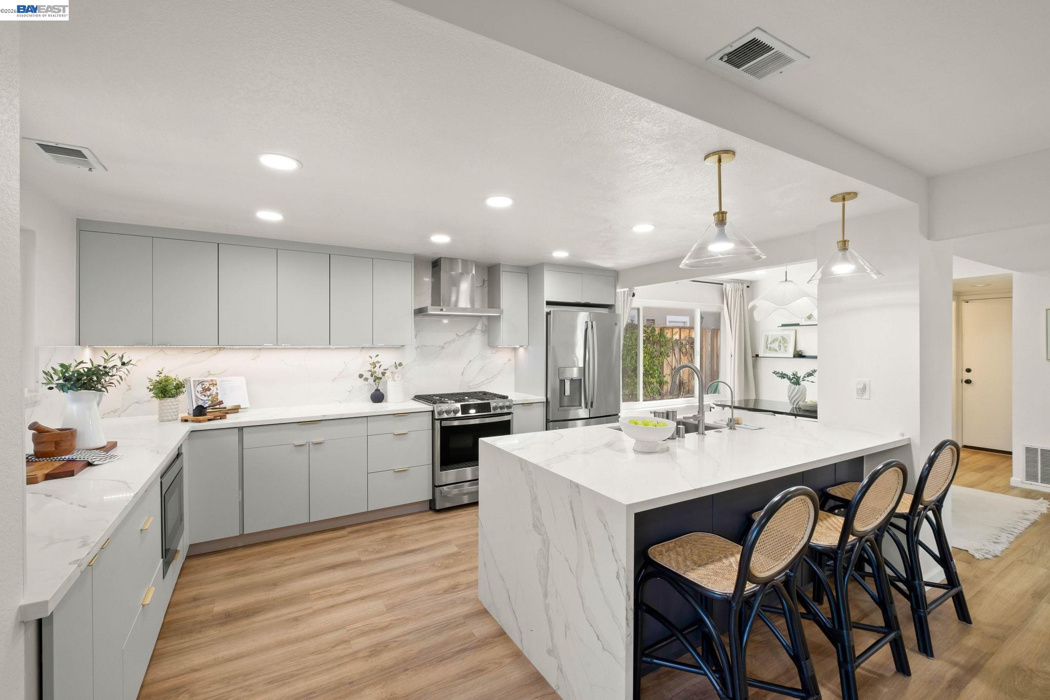 Detail Gallery Image 13 of 47 For 7921 Crossridge Dr, Dublin,  CA 94568 - 3 Beds | 2/1 Baths