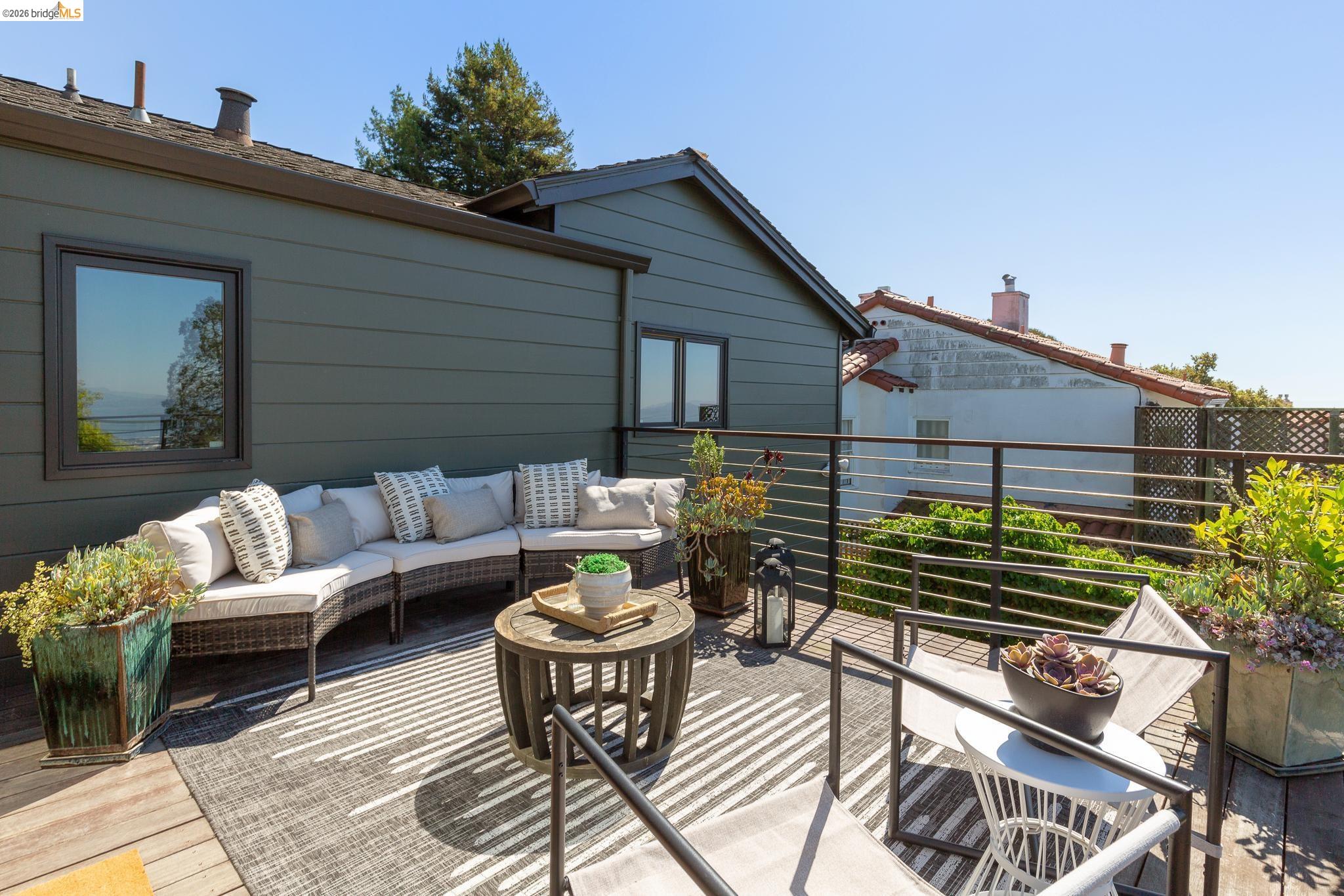 Detail Gallery Image 14 of 59 For 470 Spruce St, Berkeley,  CA 94708 - 5 Beds | 3 Baths